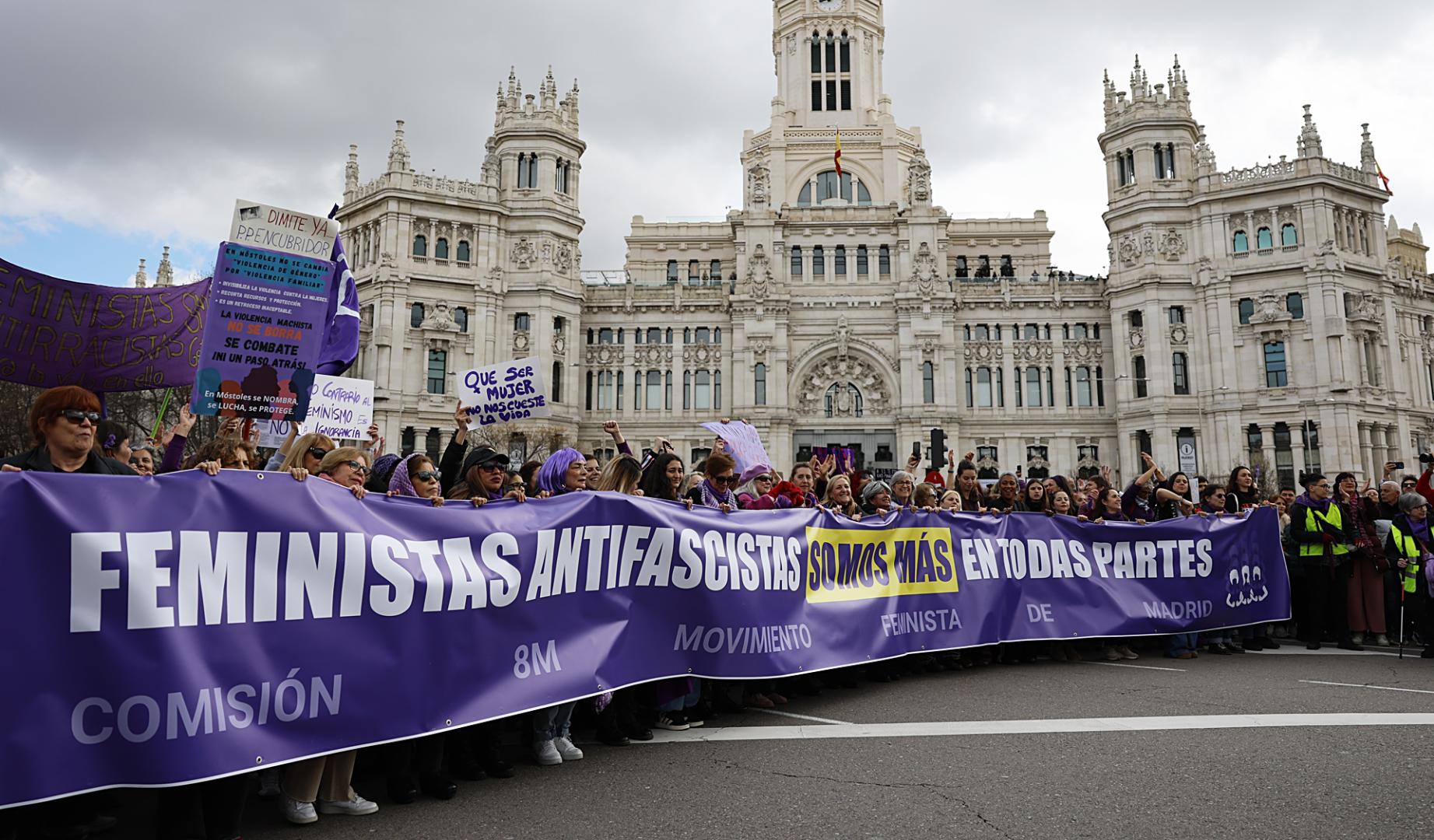 La manifestación convocada por la Comisión 8M con motivo del Día de la Mujer, con el lema "Amigas, al fascismo lo paramos las feministas" a su llegada a Cibeles, en Madrid