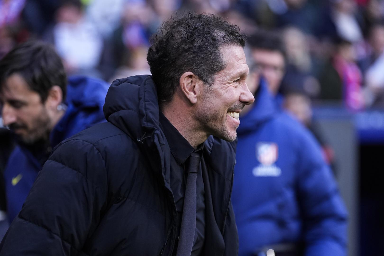 Diego Simeone sonríe antes de empezar el partido entre el Atlético de Madrid y la Real Sociedad en el Metropolitano