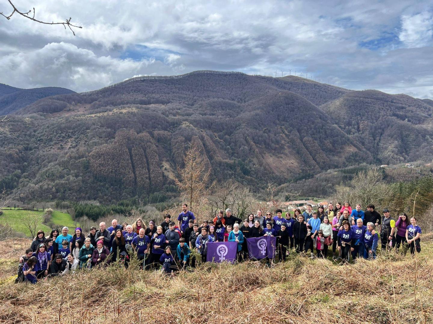 Participantes en la marcha de montaña, este domingo en Ezkurra, con el casco urbano, al fondo.
