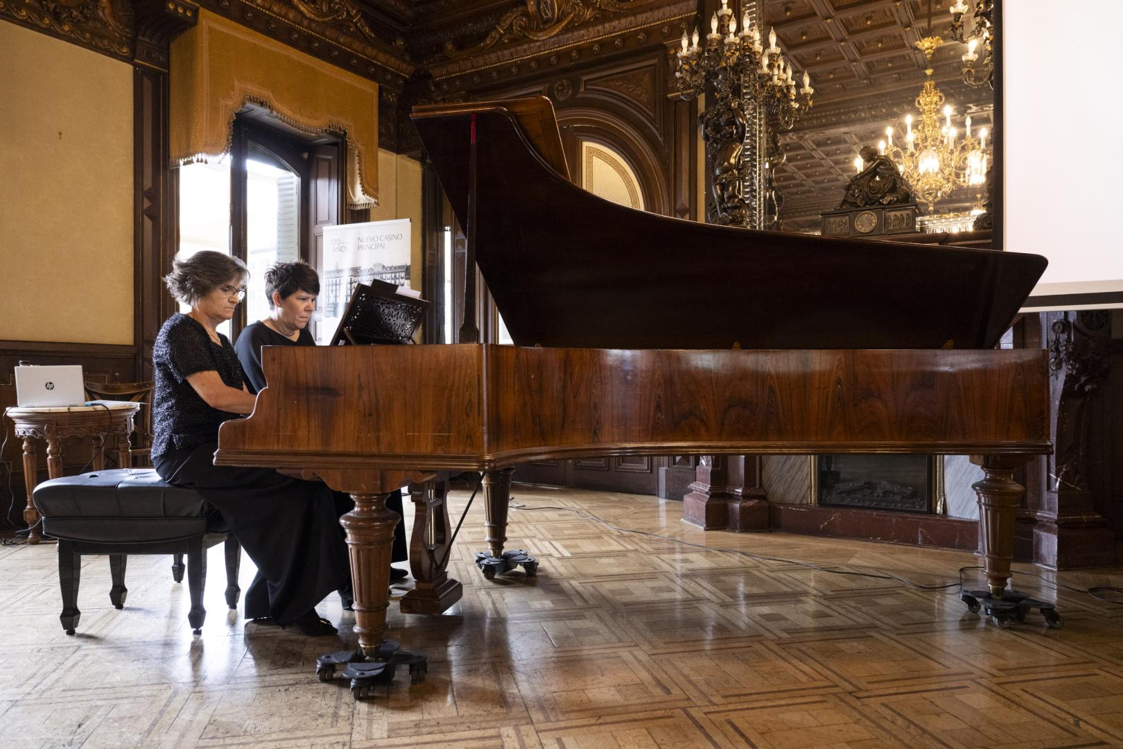 Las pianistas Francesca Croccolino y Silvia Sicunza durante el concierto