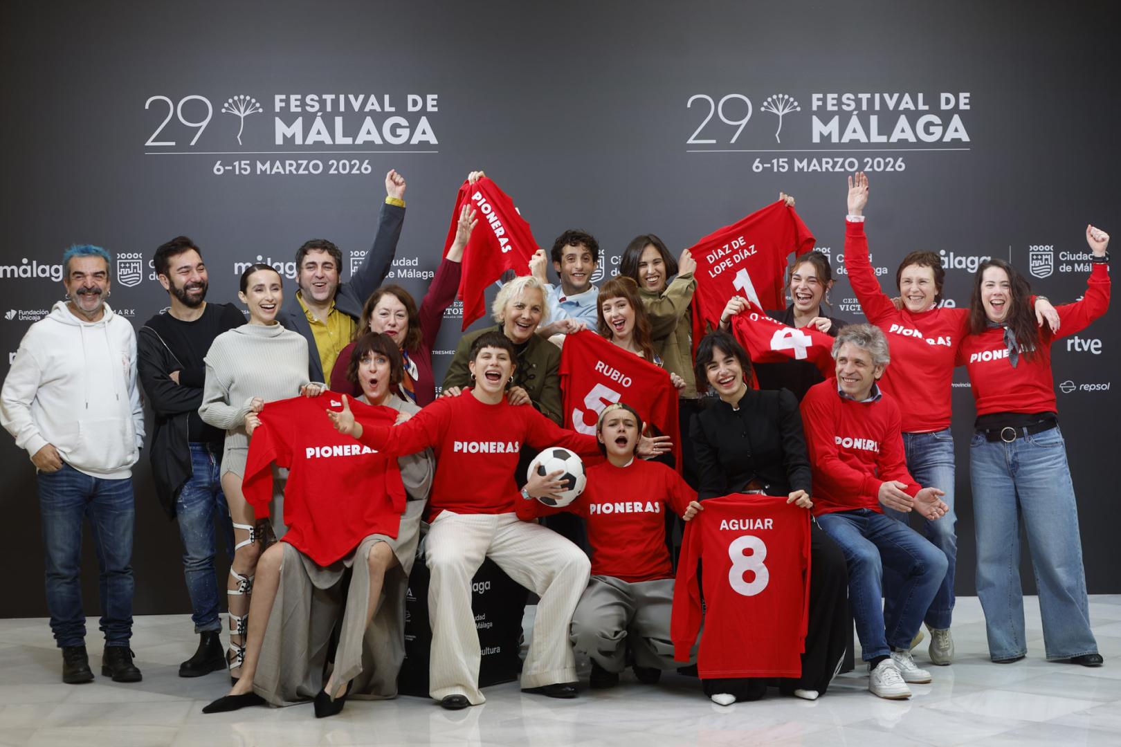 El elenco de 'Pioneras: Solo querían jugar', durante la presentación de la película en el Festival de Cine de Málaga