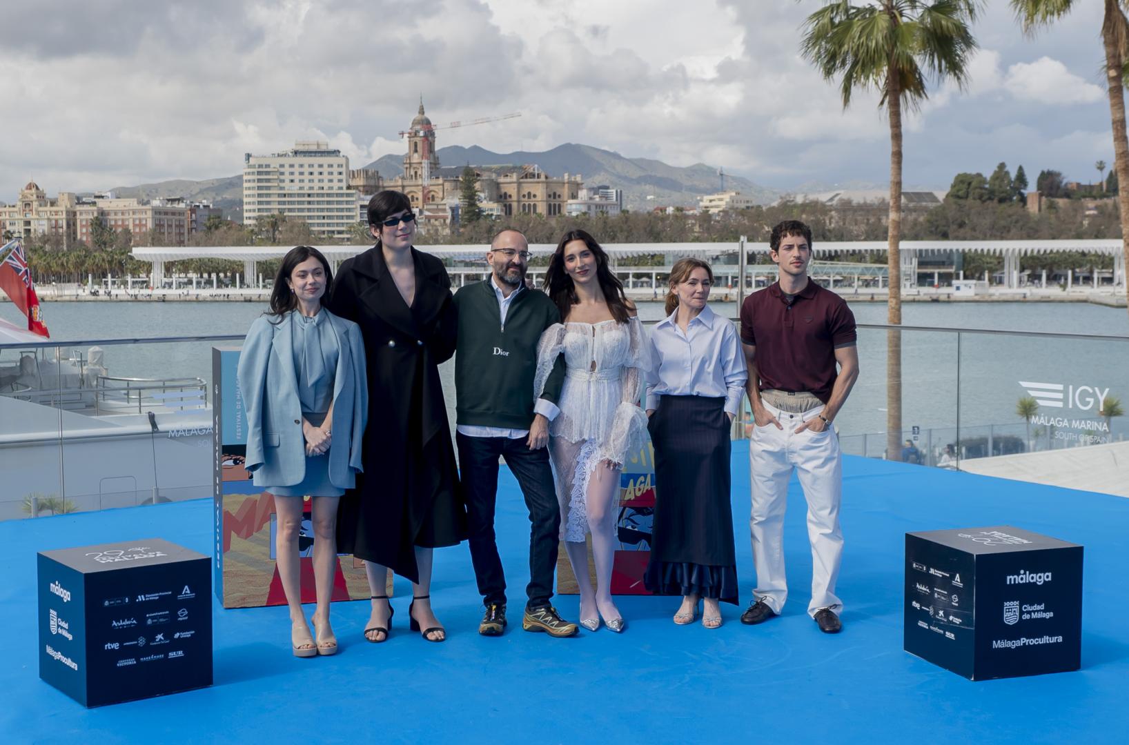 Fernando González Molina (3º por la izda.) con parte del reparto: Anna Castillo, Elisabeth Martínez, Lola Rodríguez y Manu Ríos, ayer, en el Festival de Málaga.