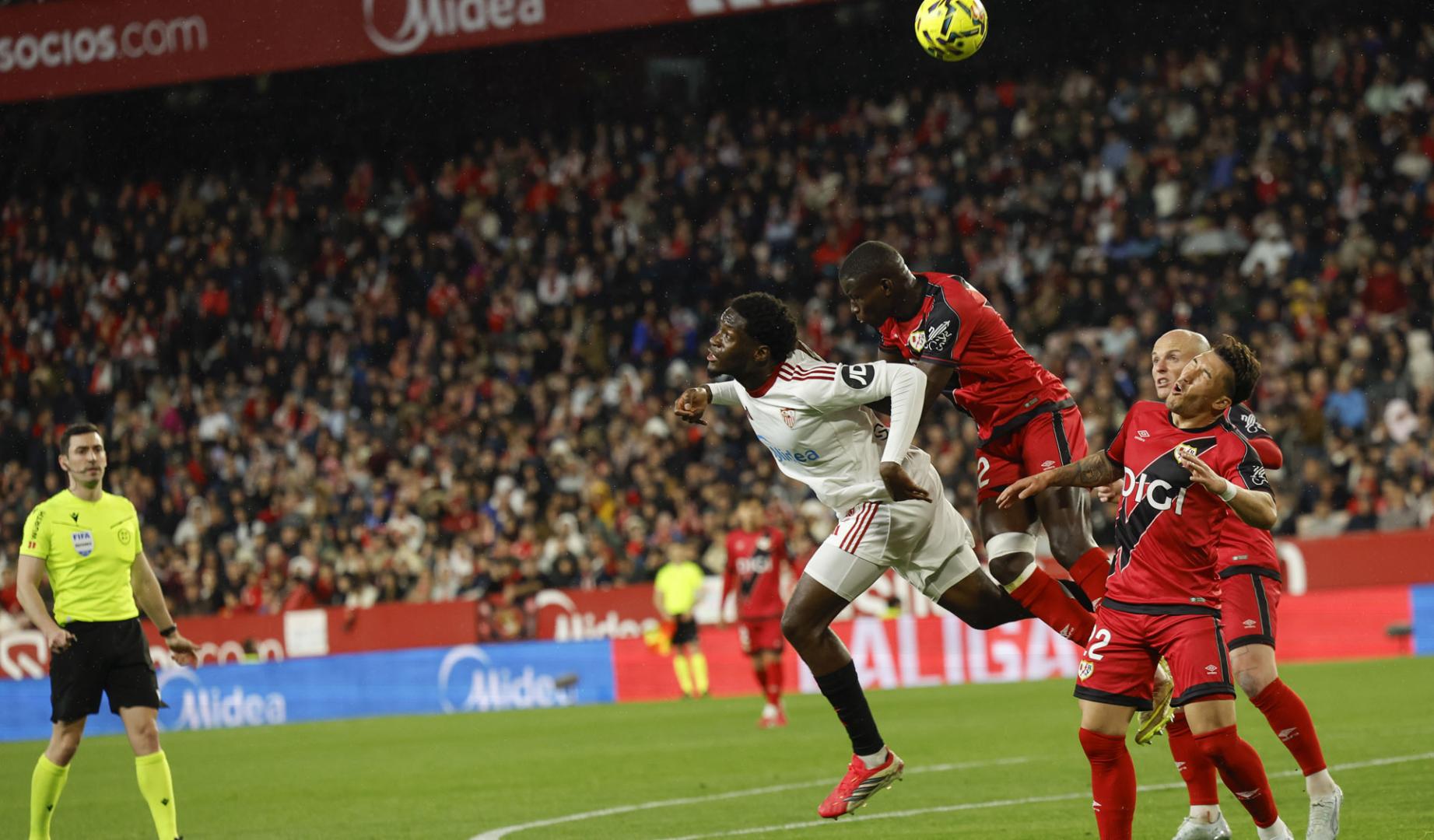 El defensa senegalés del Rayo Nobel Mendy pelea un balón aéreo con el delantero nigeriano Akor Adams, del Sevilla