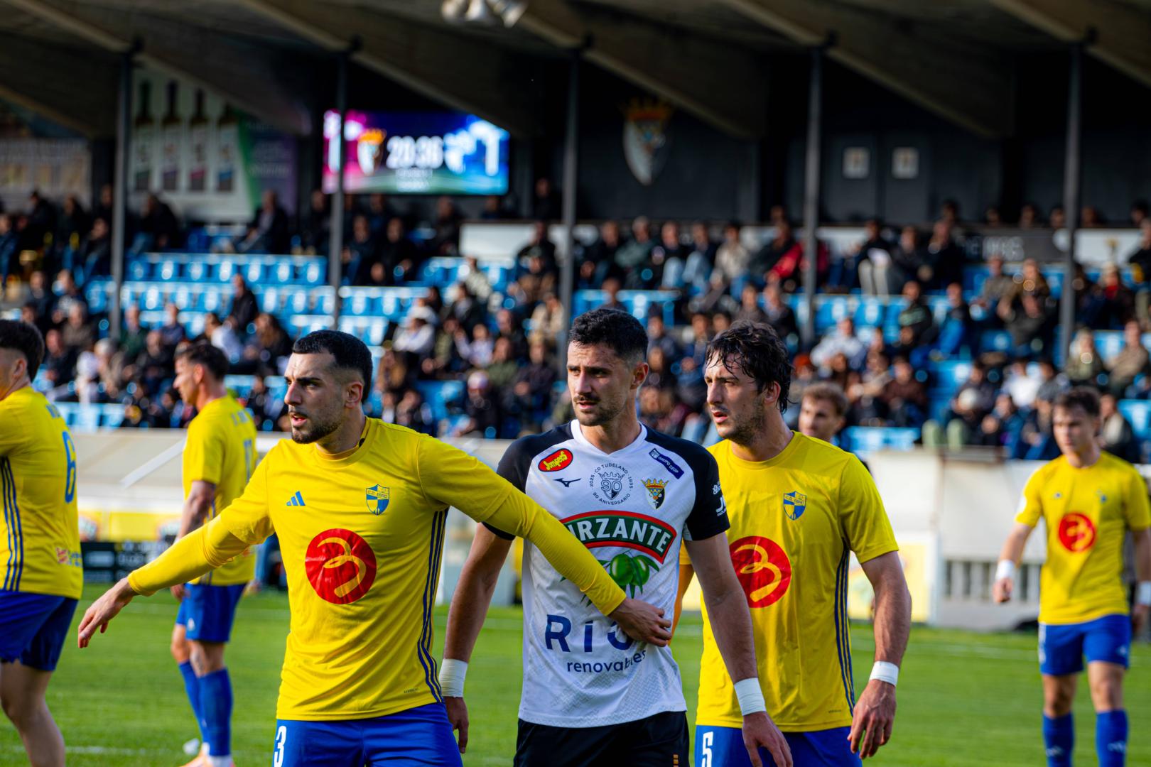 Naranjo, autor del primer gol del Tudelano, entre varios defensas del Ebro