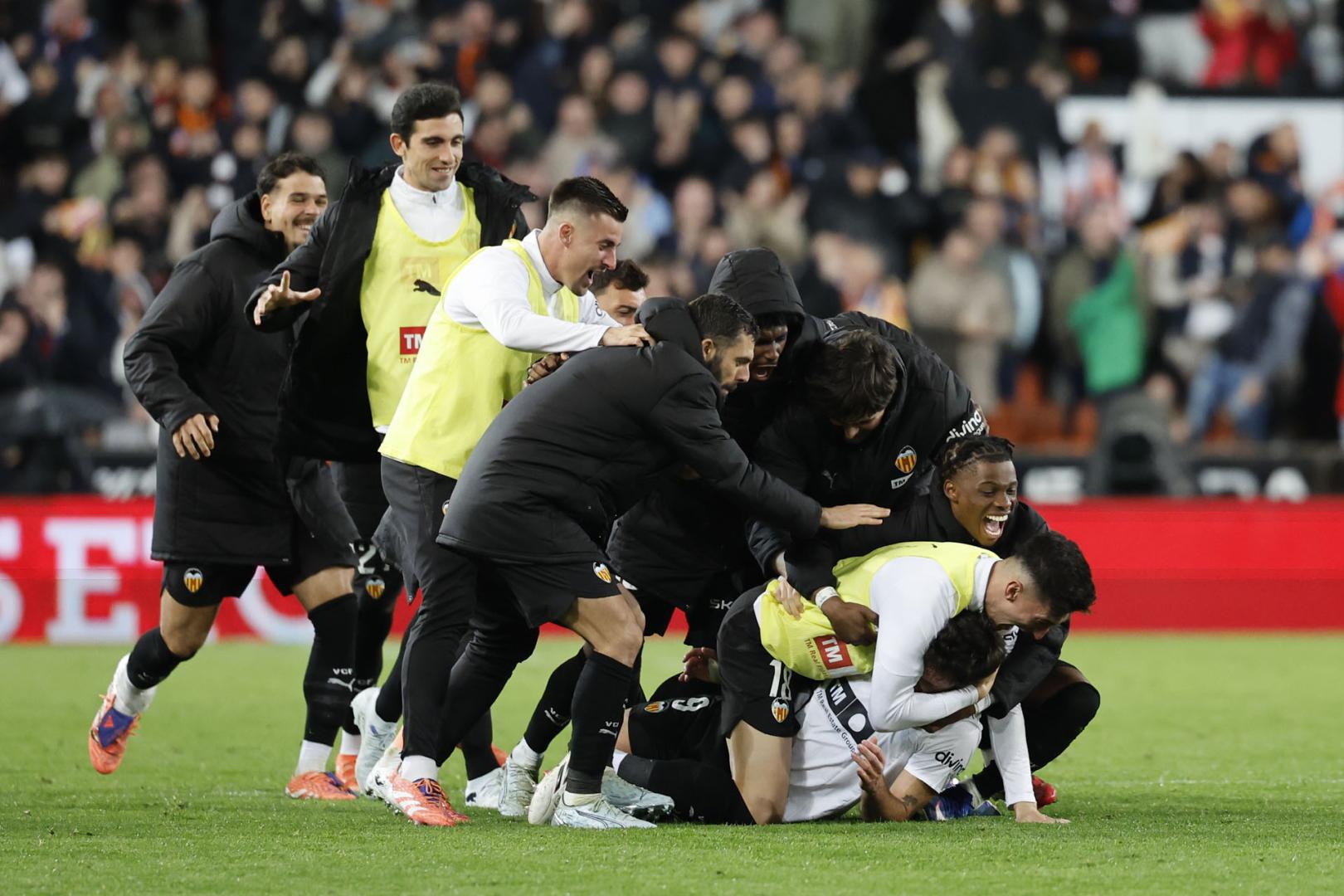 Los jugadores del Valencia celebran el gol de Diego López, tercer gol del equipo ché