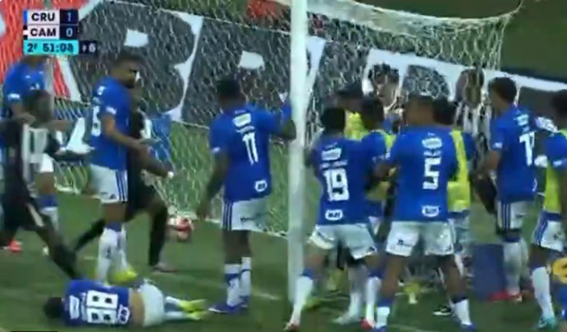 Tangana generalizada y récord brasileño... con 23 expulsiones en el Cruzeiro-At. Mineiro