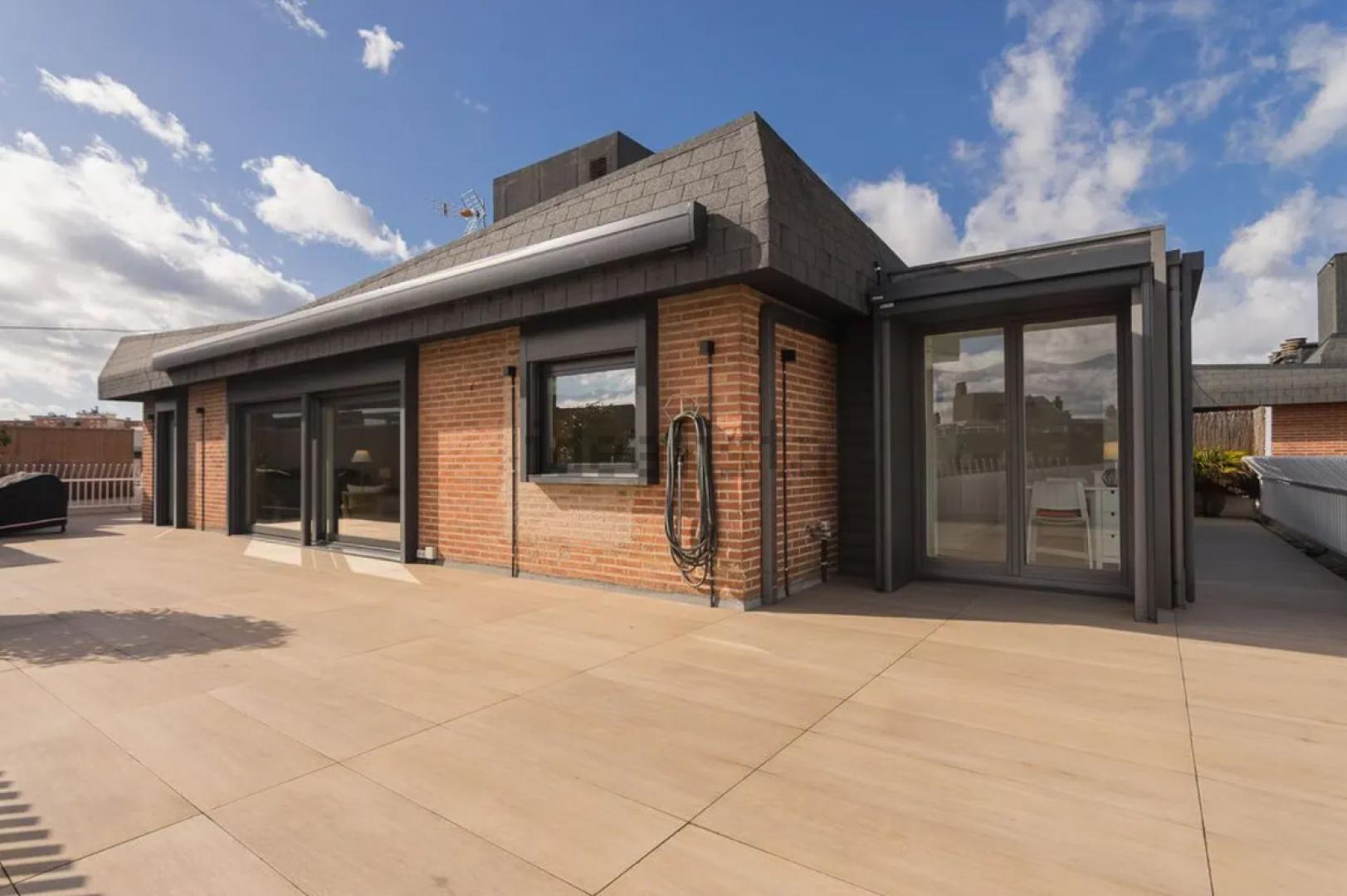 Amplia terraza con acceso desde diferentes estancias de la vivienda