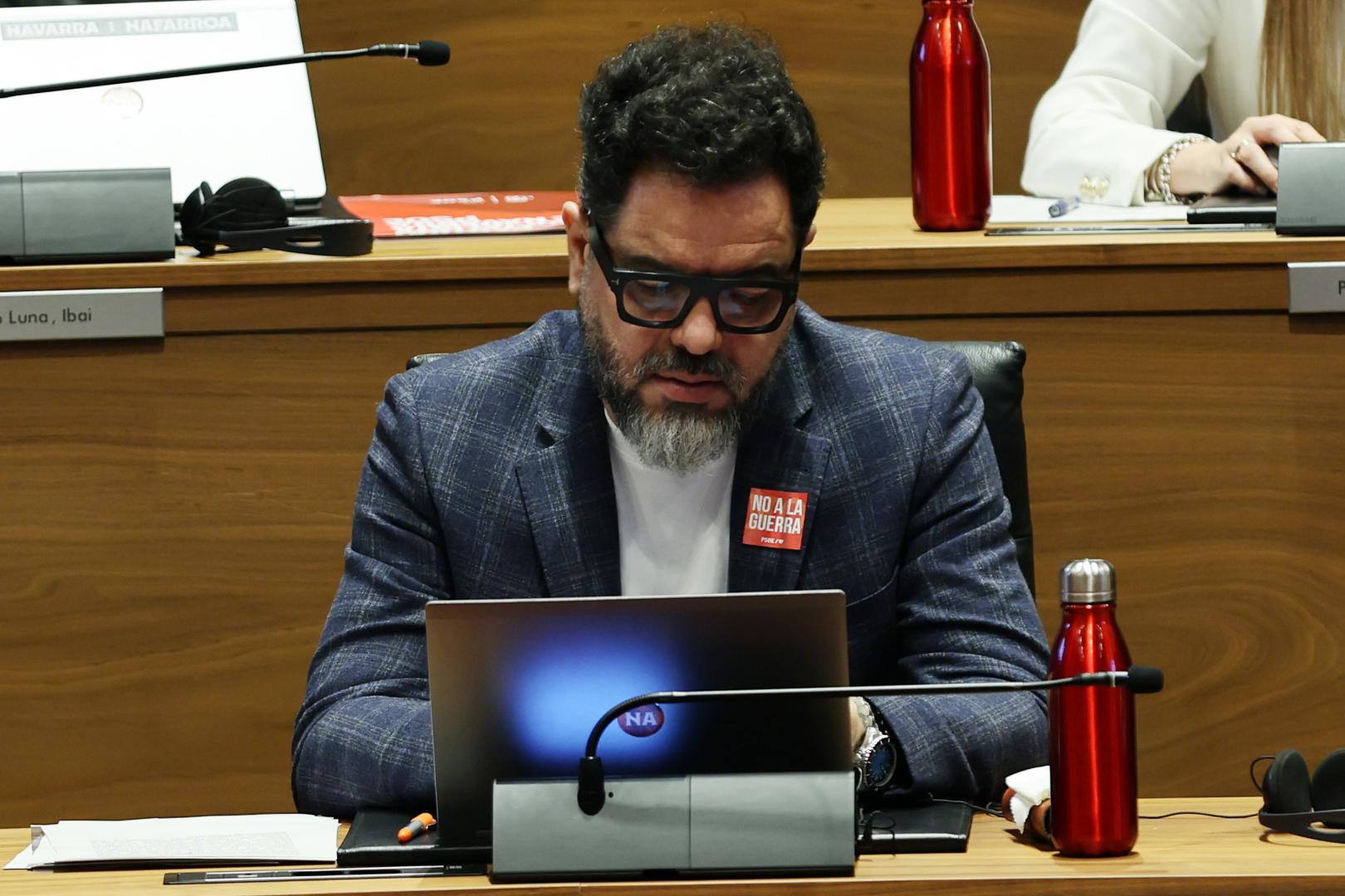 Ramón Alzórriz lució pegatina de No a la guerra en el último pleno del Parlamento