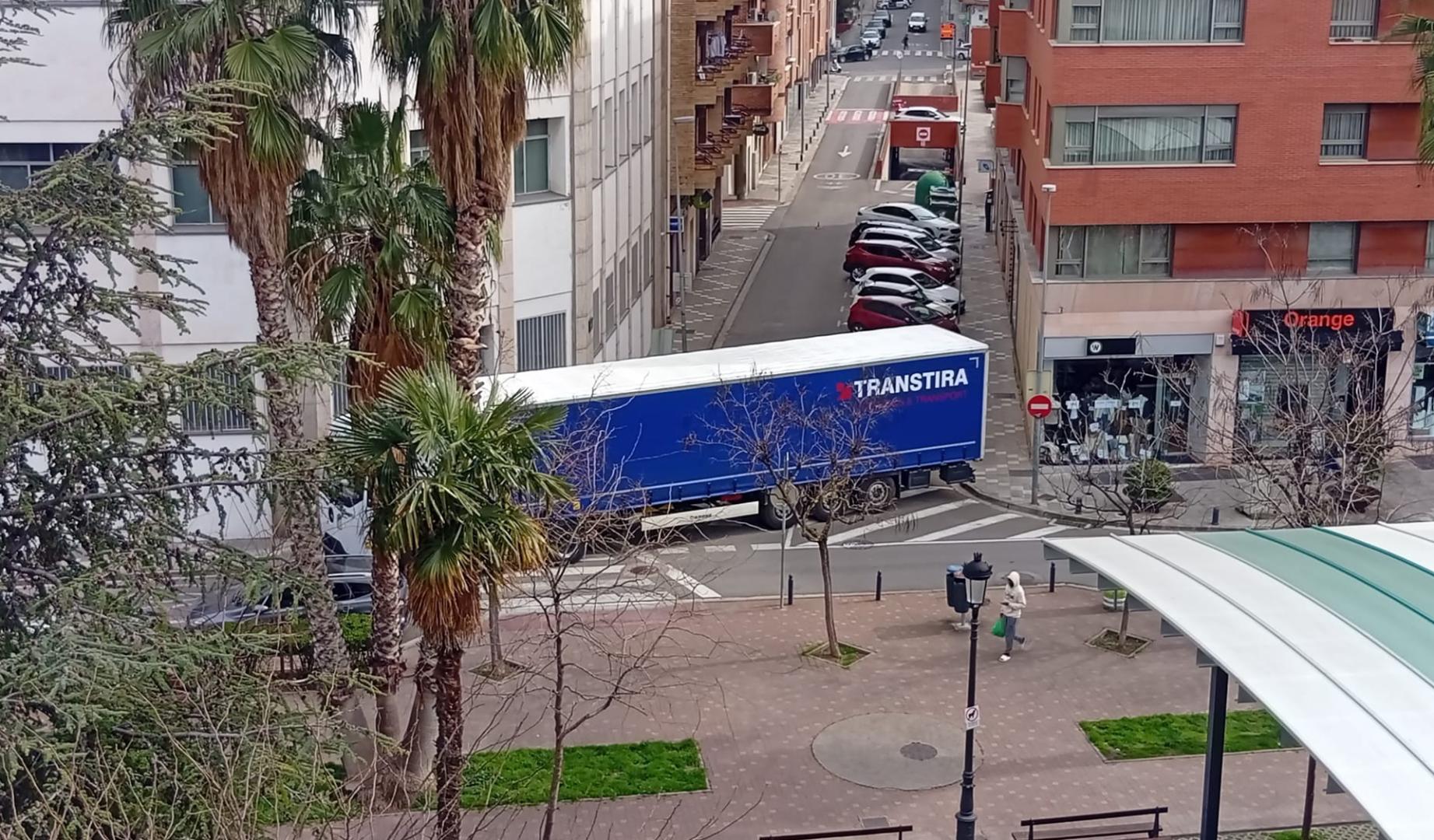 El camión bloqueado en el centro de Tudela