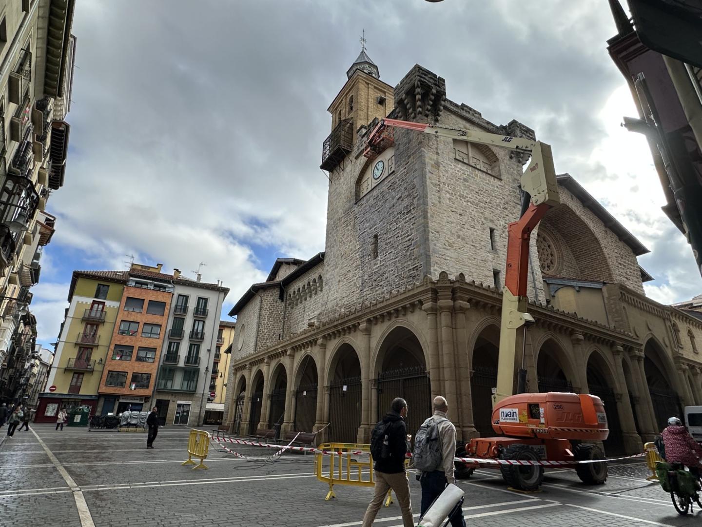 La iglesia de San Nicolás, con la grúa a la altura de la torre, este 9 de marzo.