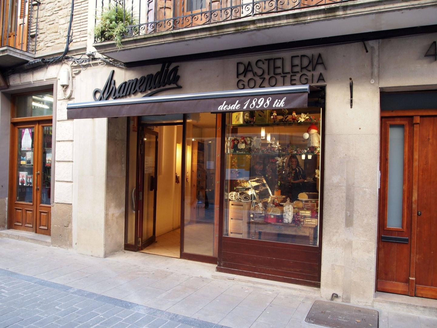 La Pastelería Aramendia de Sangüesa se ubica en la calle Mayor, muy cerca del consistorio