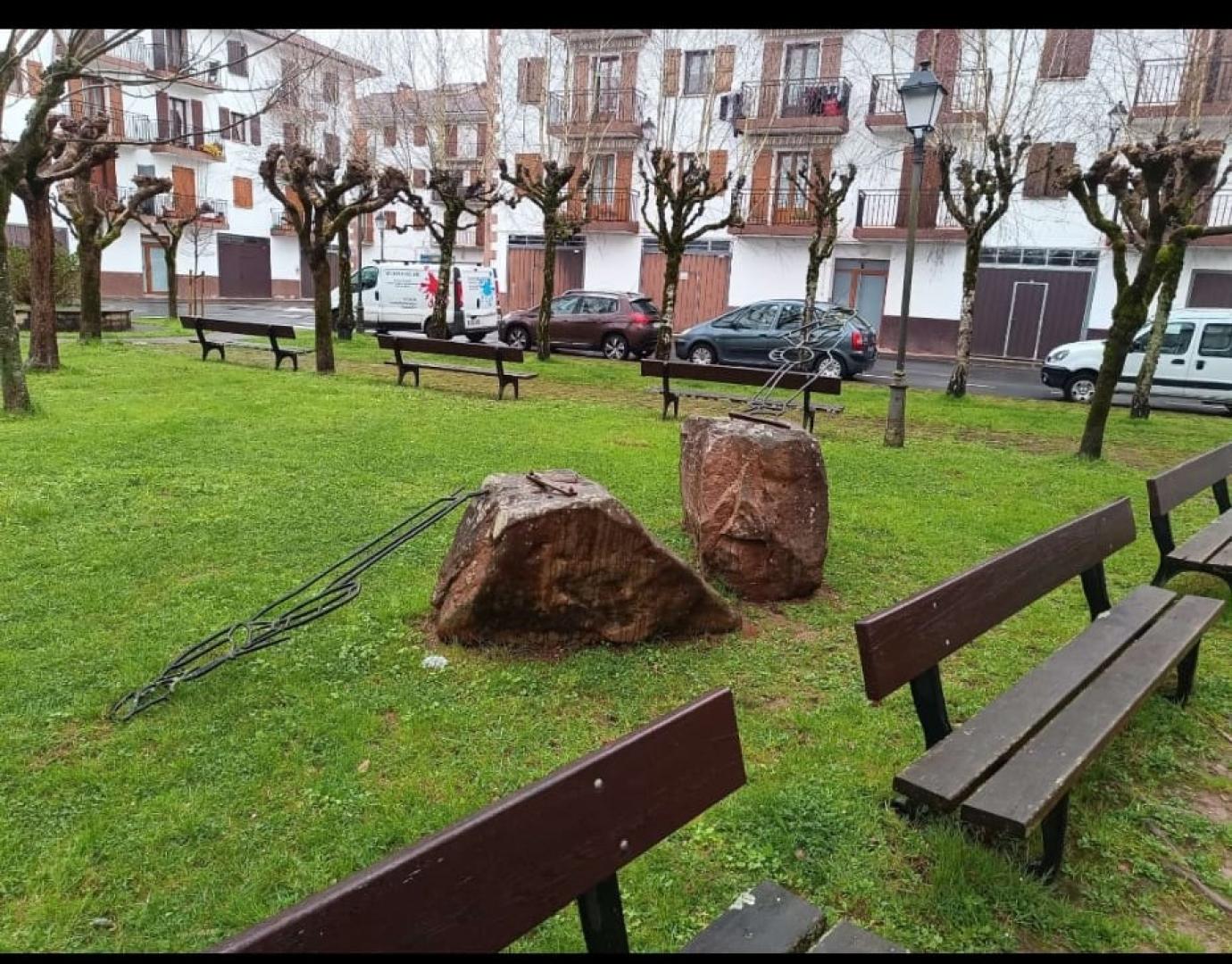 Estado en que quedó la forja escultural dedicado a Mauricio Elizalde y Félixi Iriarte en Elizondo.