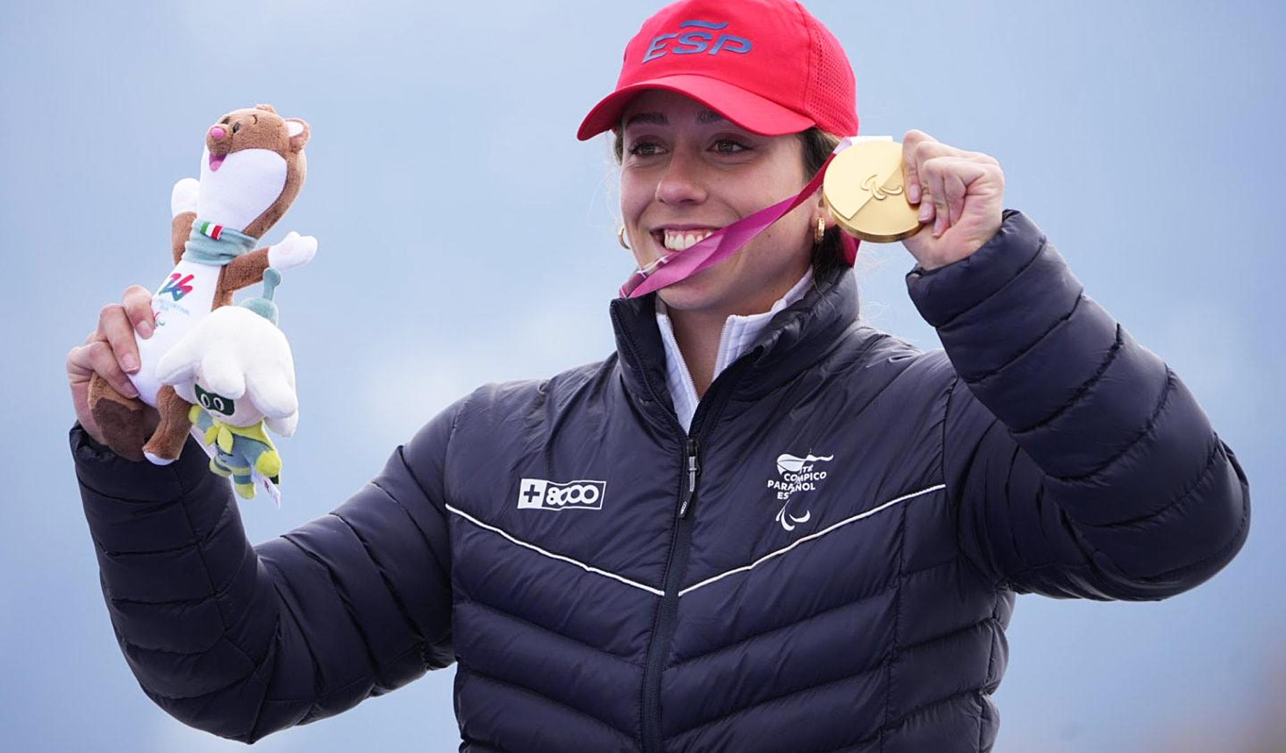 La esquiadora madrileña Audrey Pascual, de 21 años, muestra la medalla de oro en supergigante