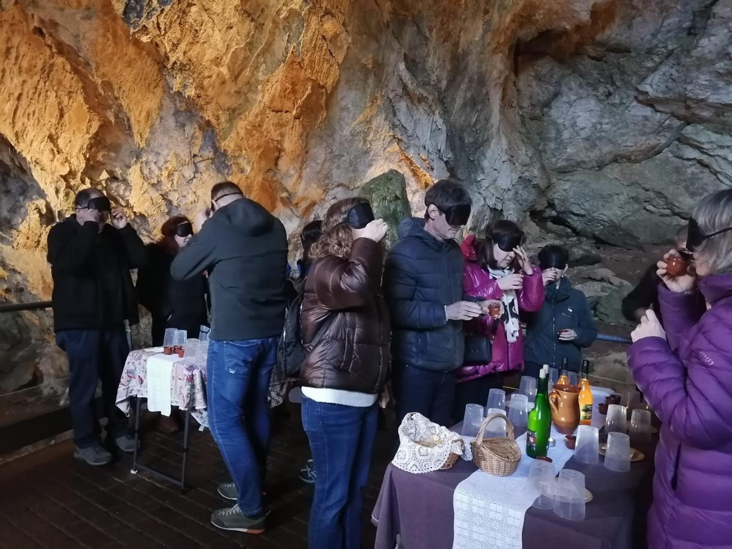 Imagen de la cata a ciegas levada a cabo este lunes en las entrañas de Mendukilo.
