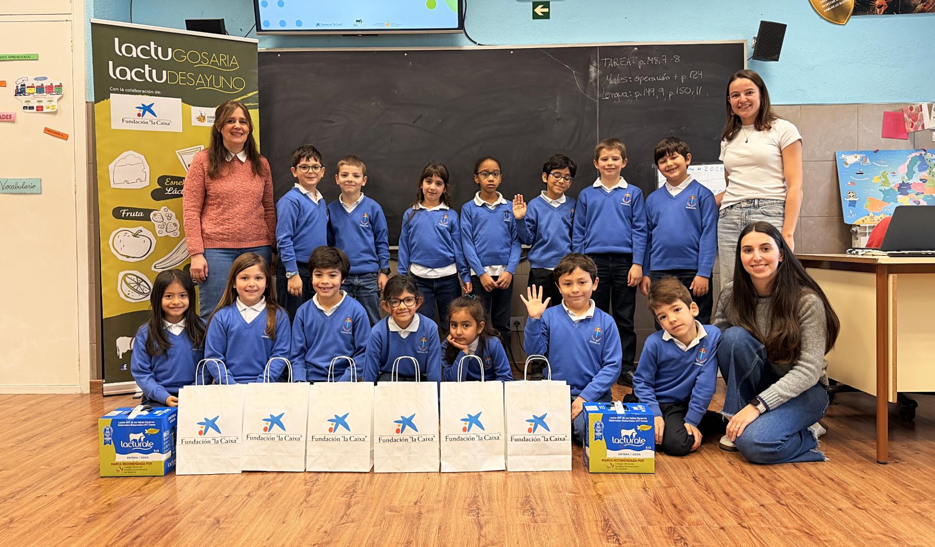 Alumnos y alumnas de primaria junto con las profesoras del Colegio Evangelista y la nutricionista Anne Azkona