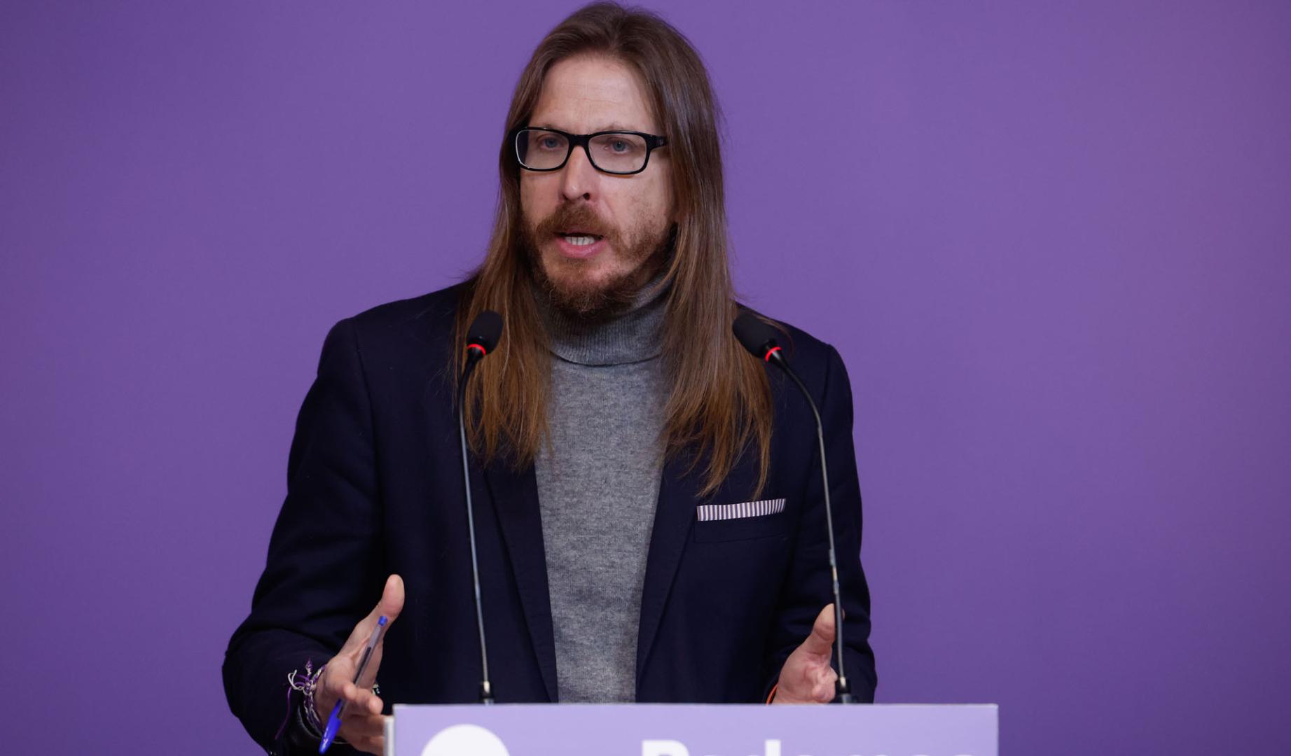El secretario de Organización y portavoz de Podemos, Pablo Fernández, durante la rueda de prensa que ha ofrecido este lunes en Madrid