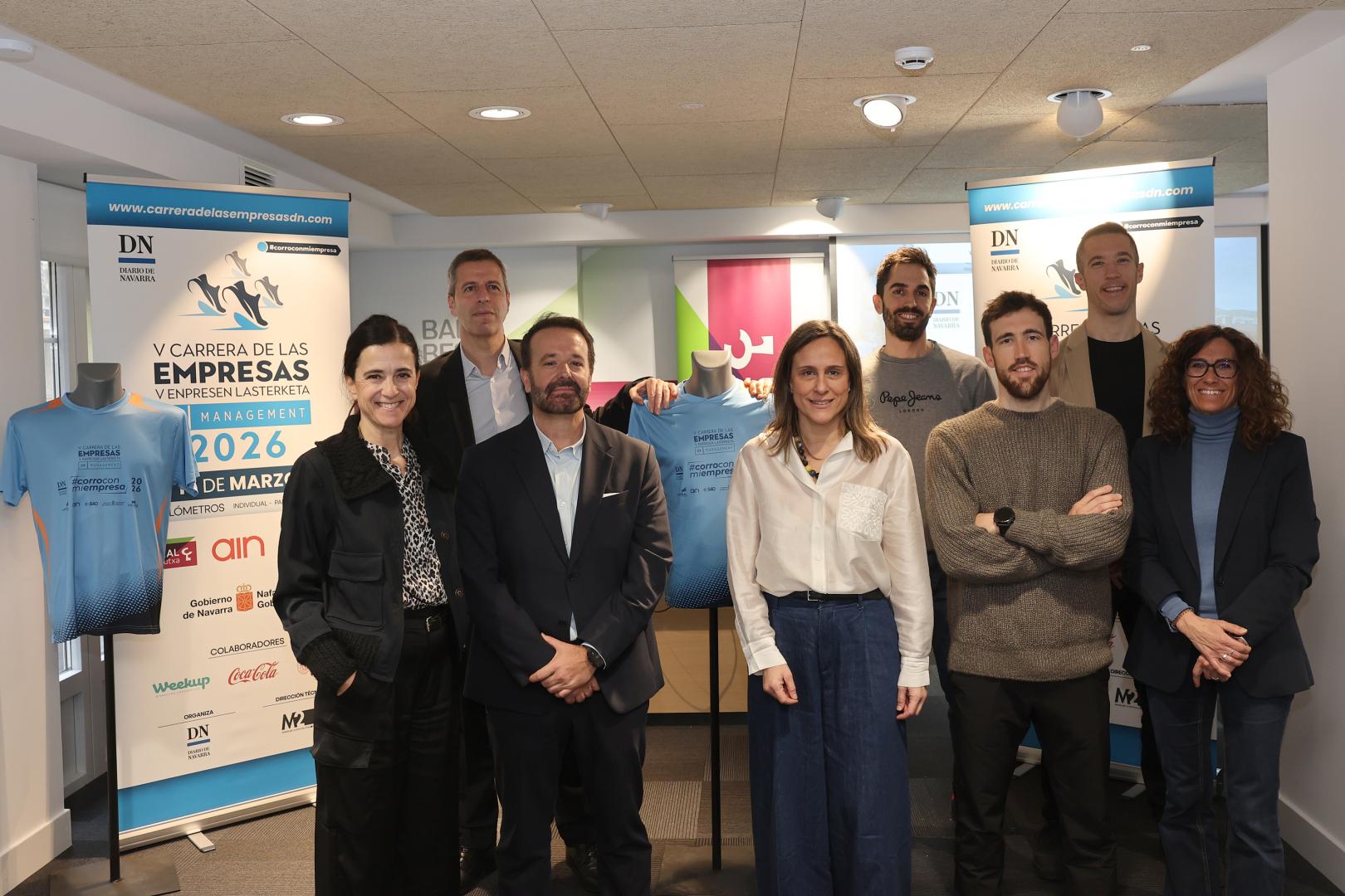 TODO LISTO. La sede de Laboral Kutxa en Pamplona acogió ayer por la mañana el último acto antes de la V Carrera de las Empresas DN Management. Una cita en la que participaron (de izda. a dcha.): Ana Ursúa (AIN), Pello Bayona (Laboral Kutxa), Iñigo Arruti (Gobierno de Navarra), Alicia Nicolás (Diario de Navarra), Iñigo Fernández (WeekUp), Pablo Albizu (540), Sergio Rodríguez (M2 Eventos) y Maitane Bueno (Laboral Kutxa).