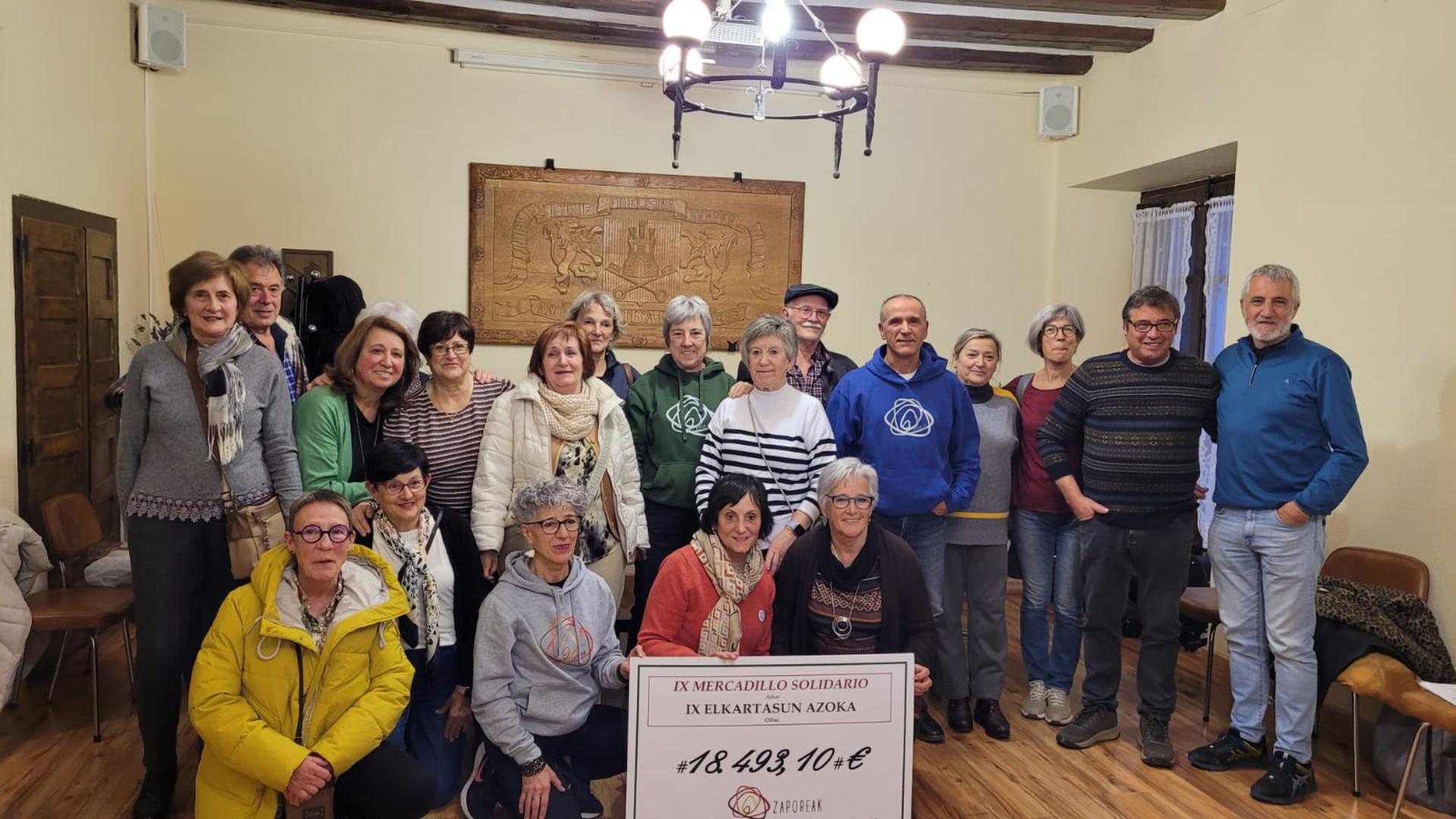 Grupo colaborador del IX Mercadillo Solidario de Aibar, que ha apoyado a la ONG Zaporeak