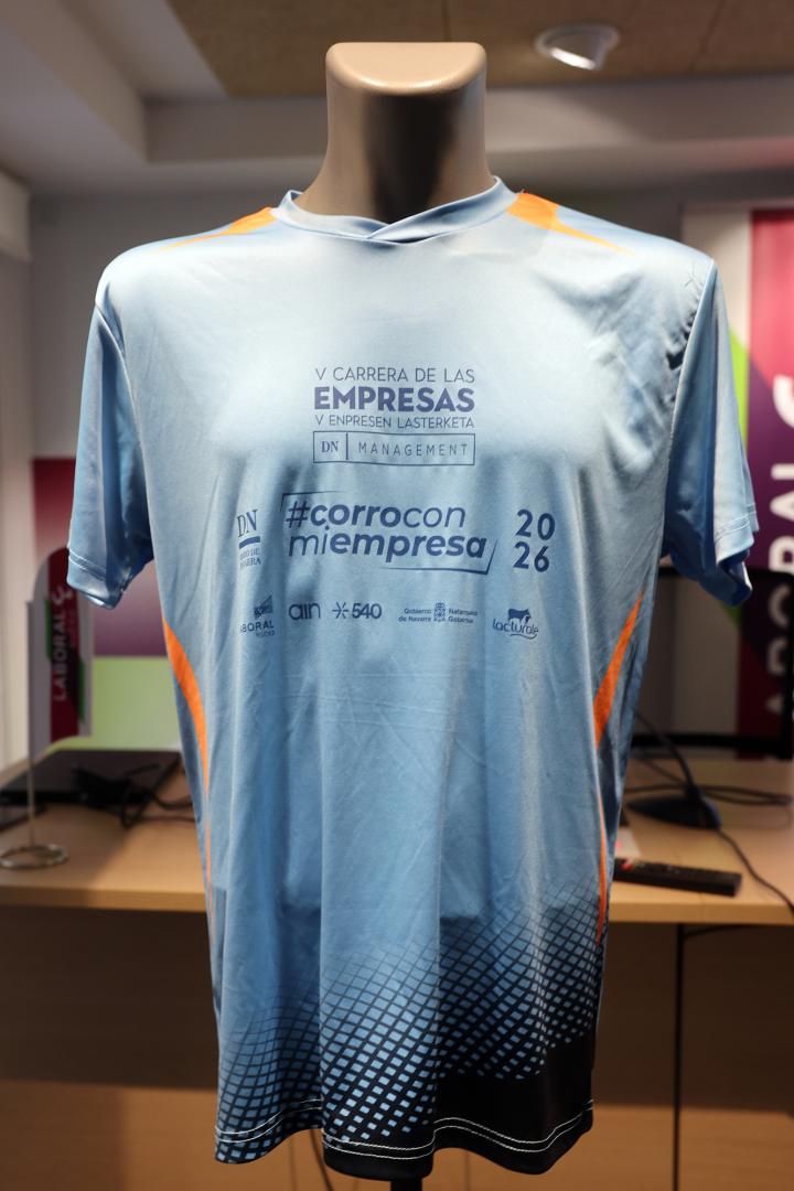 La camiseta que recibirán los corredores inscritos en la V Carrera de las Empresas.