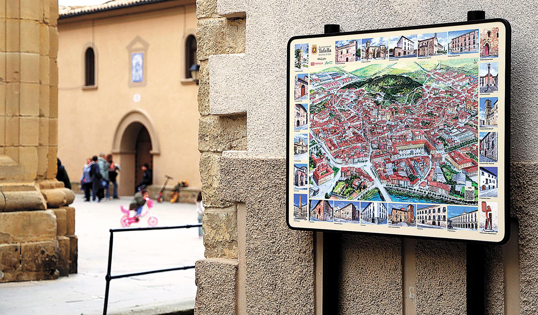 Uno de los paneles que se ha colocado junto a la iglesia de Santa María