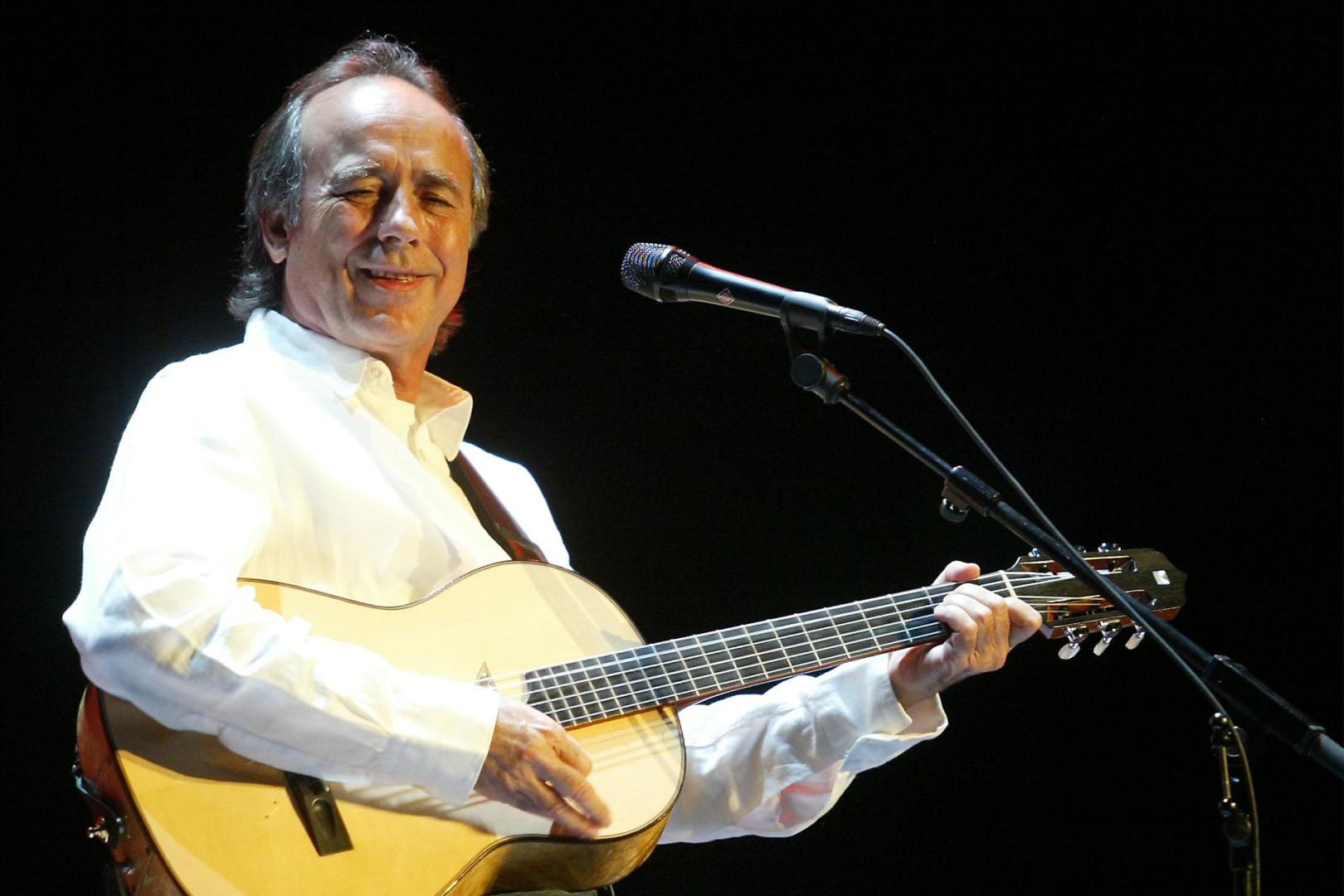 Joan Manuel Serrat, acompañado de su guitarra, durante los primeros minutos del concierto que ofreció el 7 de mayo de 2005 en Baluarte
