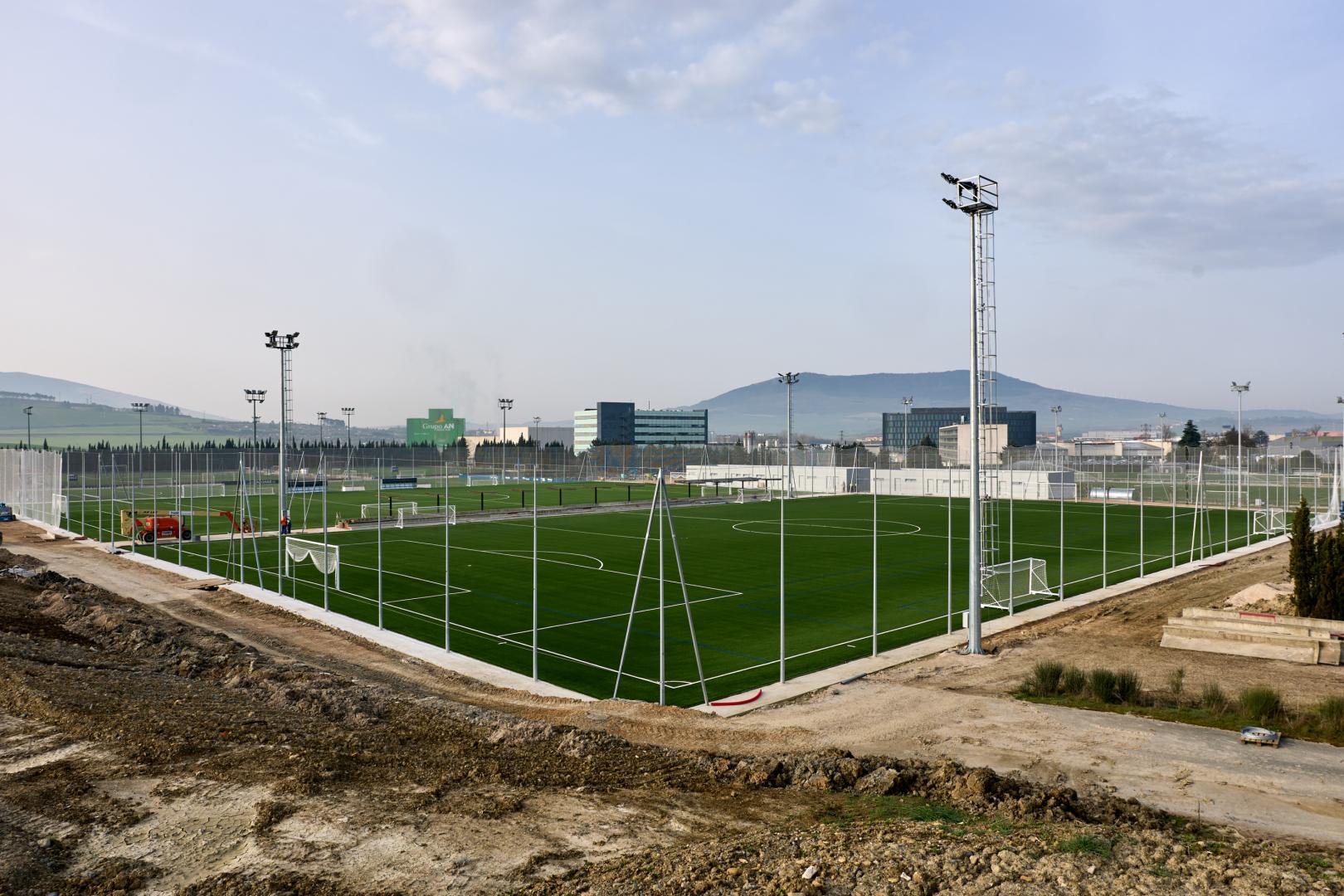 Una vista de los dos campos de hierba artificial que se han construido en el nuevo Tajonar y que están cerca de abrirse. La foto se tomó la semana pasada