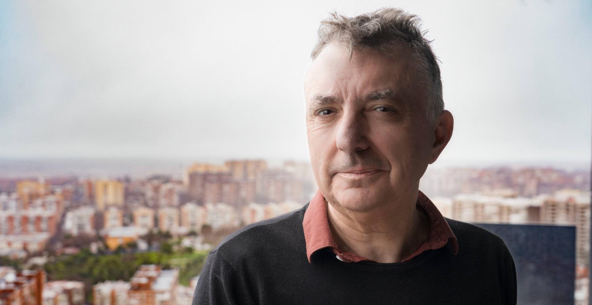 Dice Manuel Vilas que todas sus novelas son "novelas de un poeta que camufla la poesía en novela"