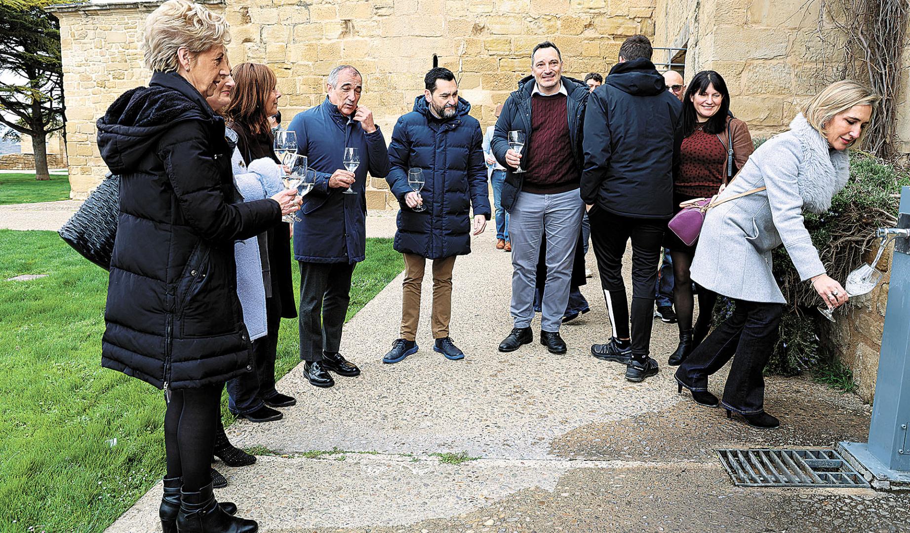 Brindis inaugural con el agua de Lóquiz con los jardines de San Pedro como escenario