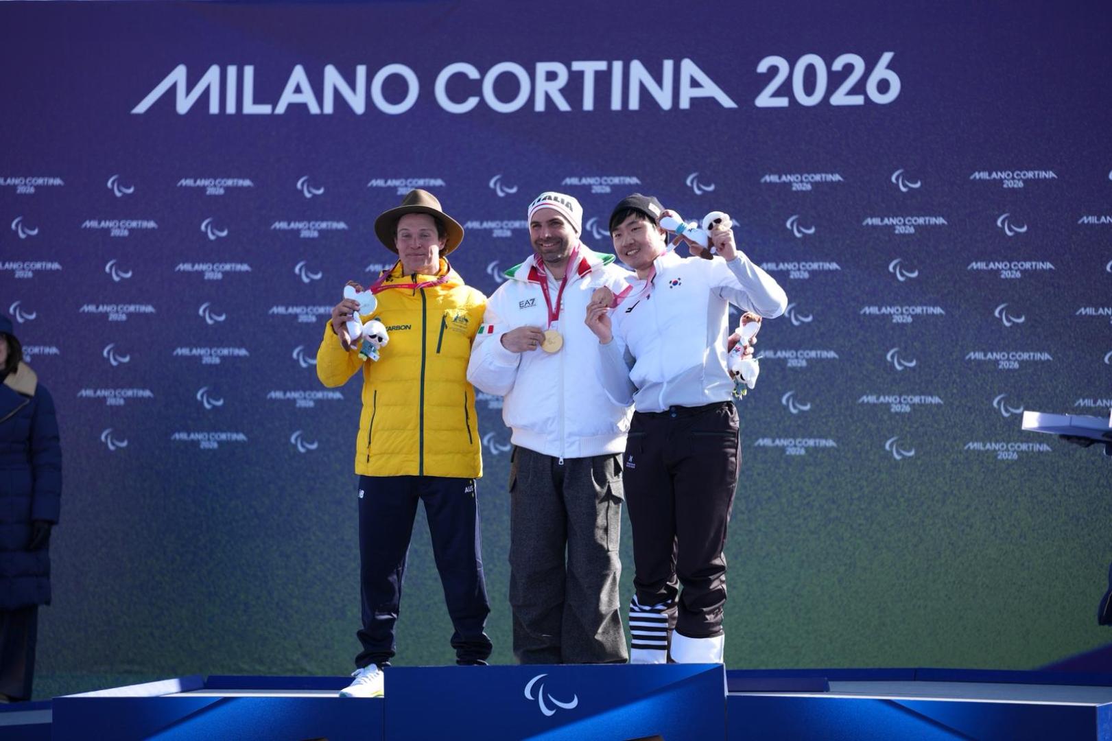 Emanuel Perathoner, en el centro, muestra orgulloso la medalla de oro