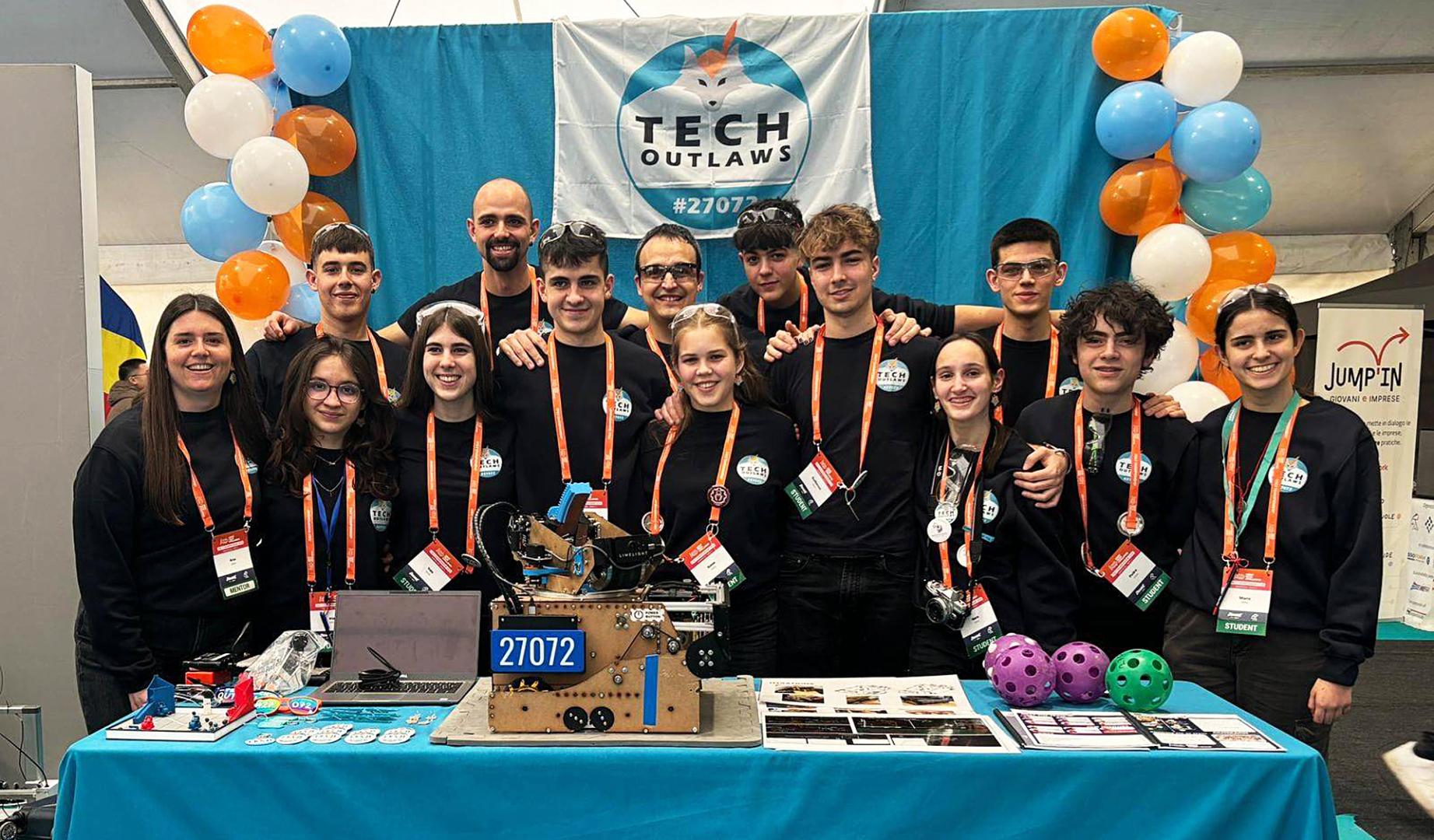 Foto de grupo de los estudiantes que integraron el equipo de “Más que robots” y sus monitores