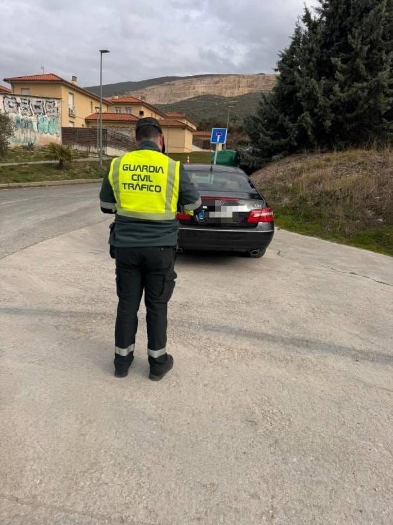 Un agente de Guardia Civil, con el vehículo sancionado