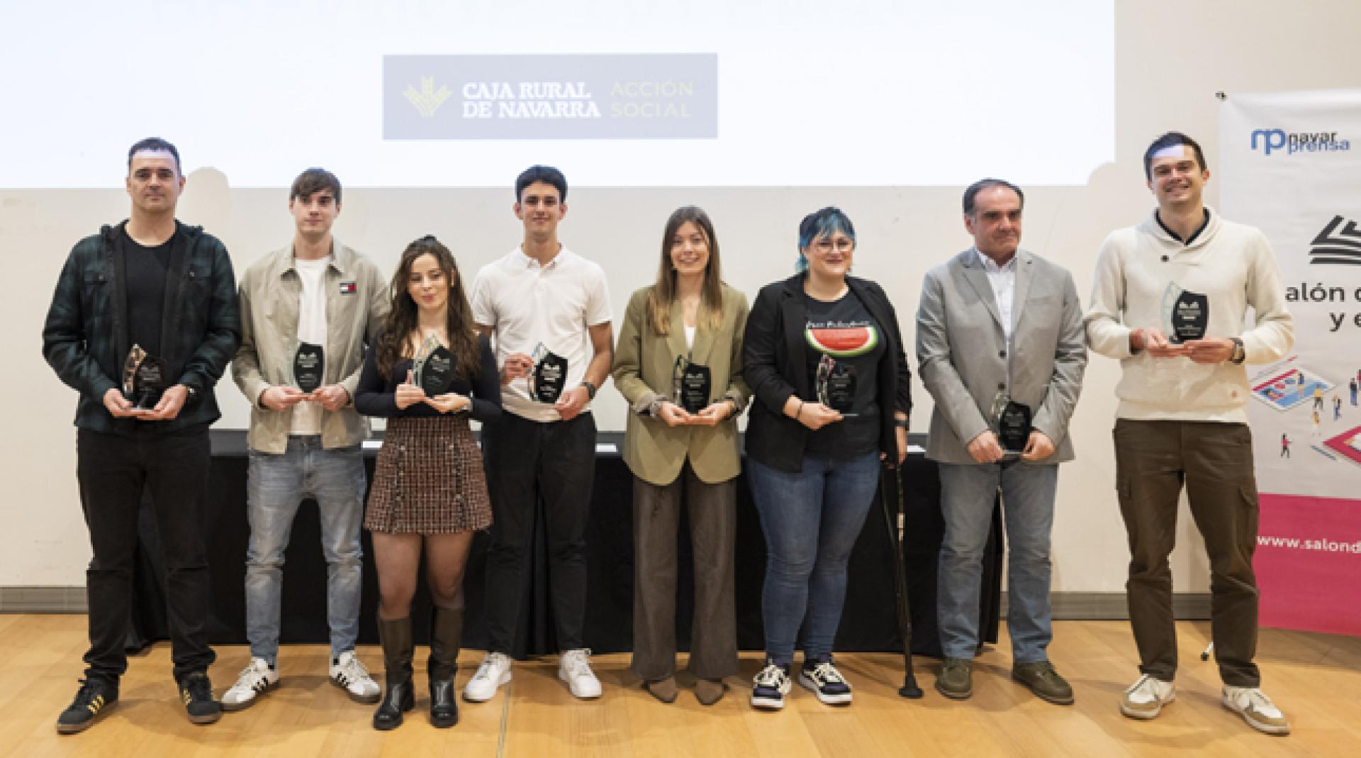 Los jóvenes reconocidos en los Premios Talento. Desde la izquierda: Pedro Pérez Méndez, Daniel García Miñes, Amaia Mansoa Nuñez, Xabier Villanueva Calvo, María Rueda Mangado, Dorleta García Melero, Antonio Gil Bravo (padre de Adrián Gil Korilis) y Pablo Sánchez Bergasa