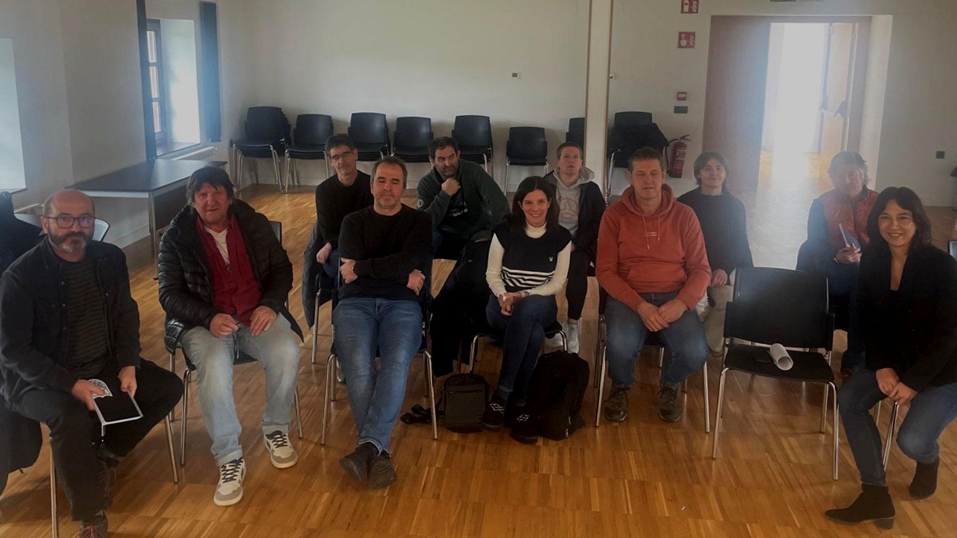 Asistentes a la reunión con los ayuntamientos interesados en el servicio de transporte entre Pamplona y San Sebastián