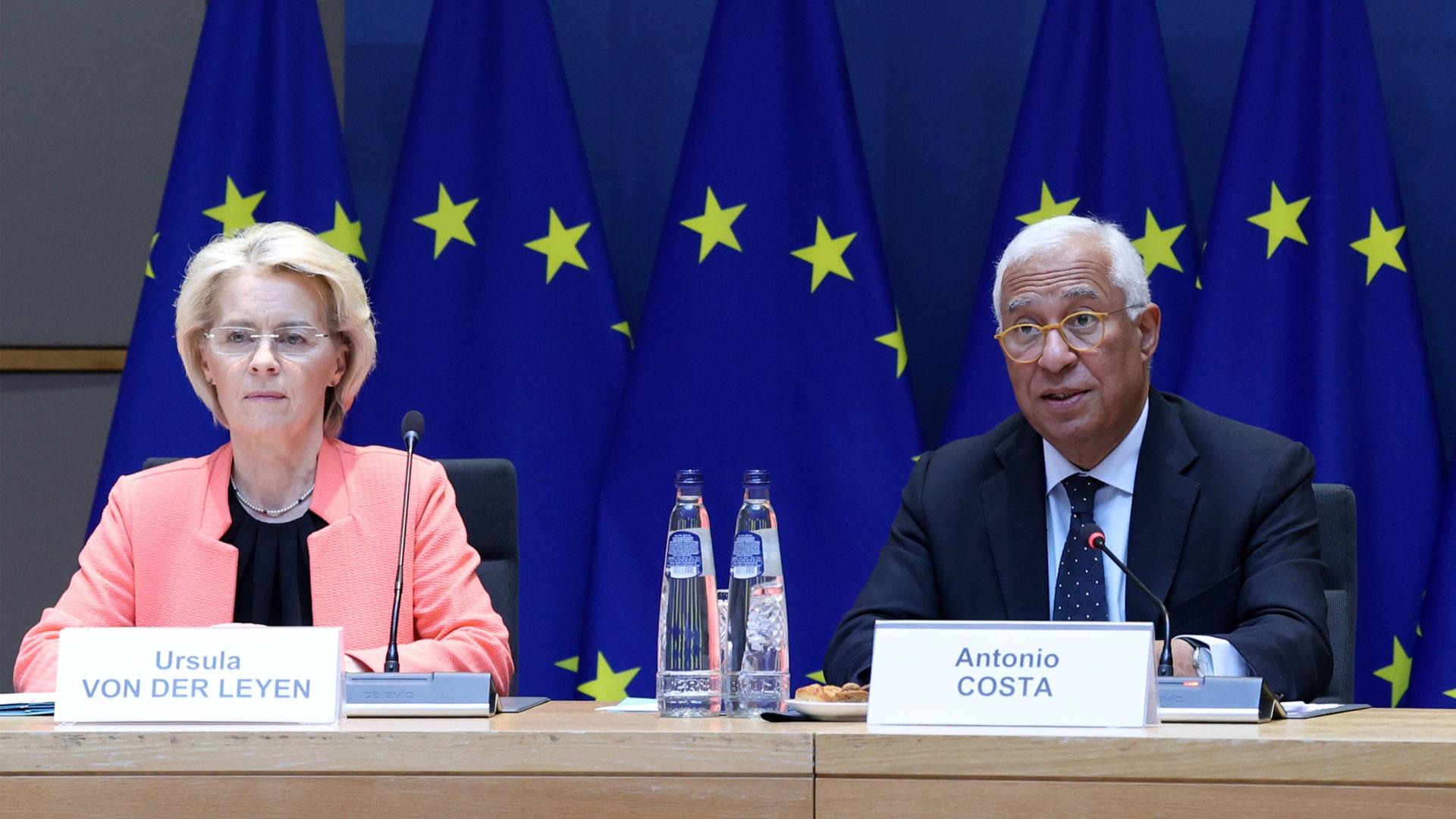 La presidenta de la Comisión Europea, Ursula von der Leyen, y el presidente del Consejo Europeo, Antonio Costa, hablan durante una videollamada con los líderes de Oriente Medio