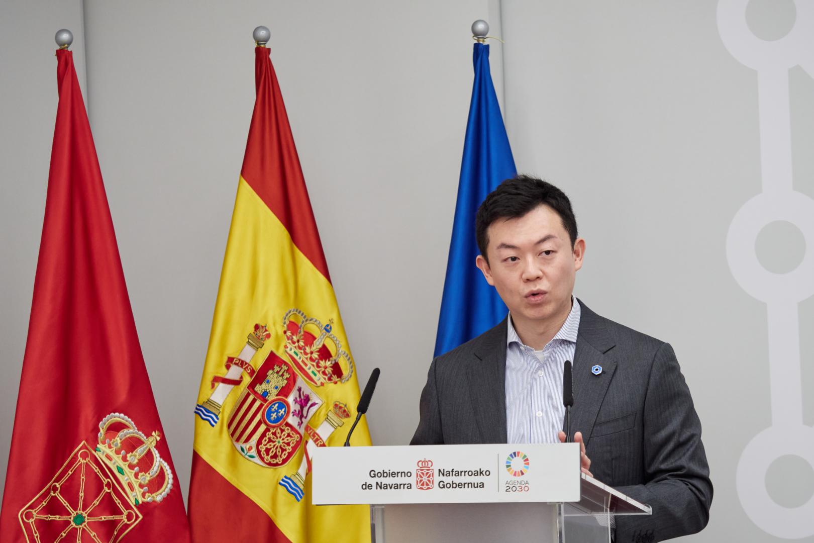 El director de Inversiones de Hithium, Hao Wang, durante la rueda de prensa en el Palacio de Navarra