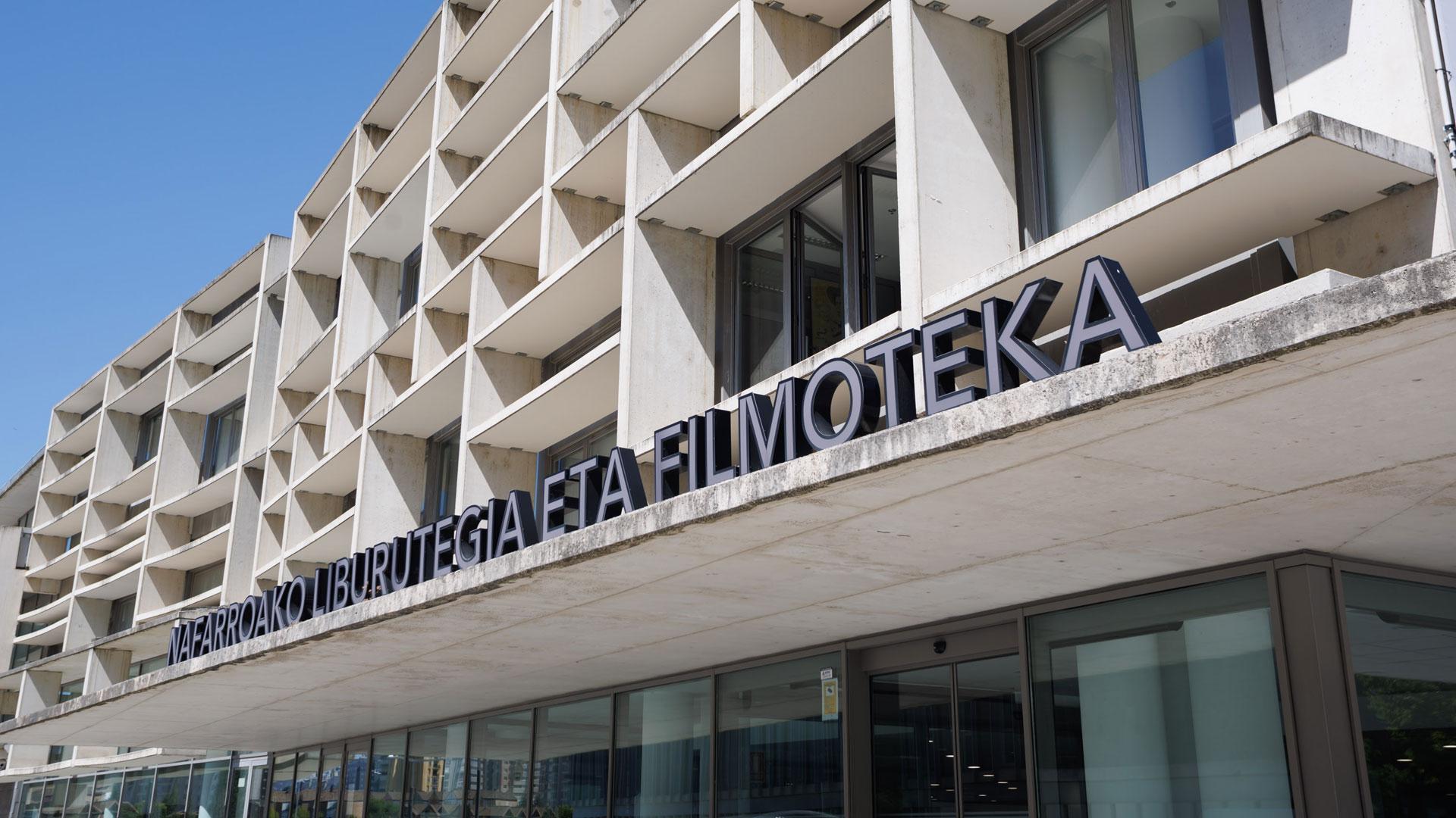 Fachada de la Biblioteca y Filmoteca de Navarra
