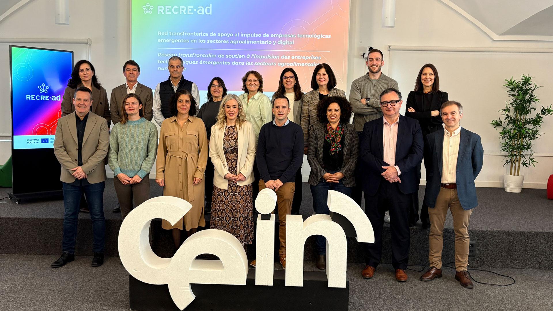 La directora general Transición Energética y Digital, I+D+i Empresarial y Emprendimiento, Garbiñe Basterra, y la directora gerente de CEIN, Uxue Itoiz, junto al resto de representantes de las comunidades socias del proyecto