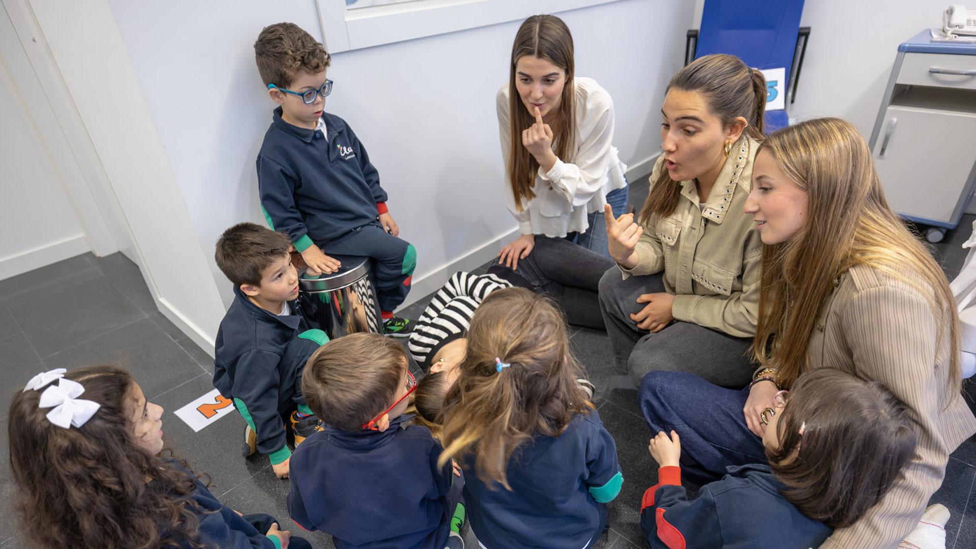 Estudiantes de Enfermería con niños del colegio Larraona