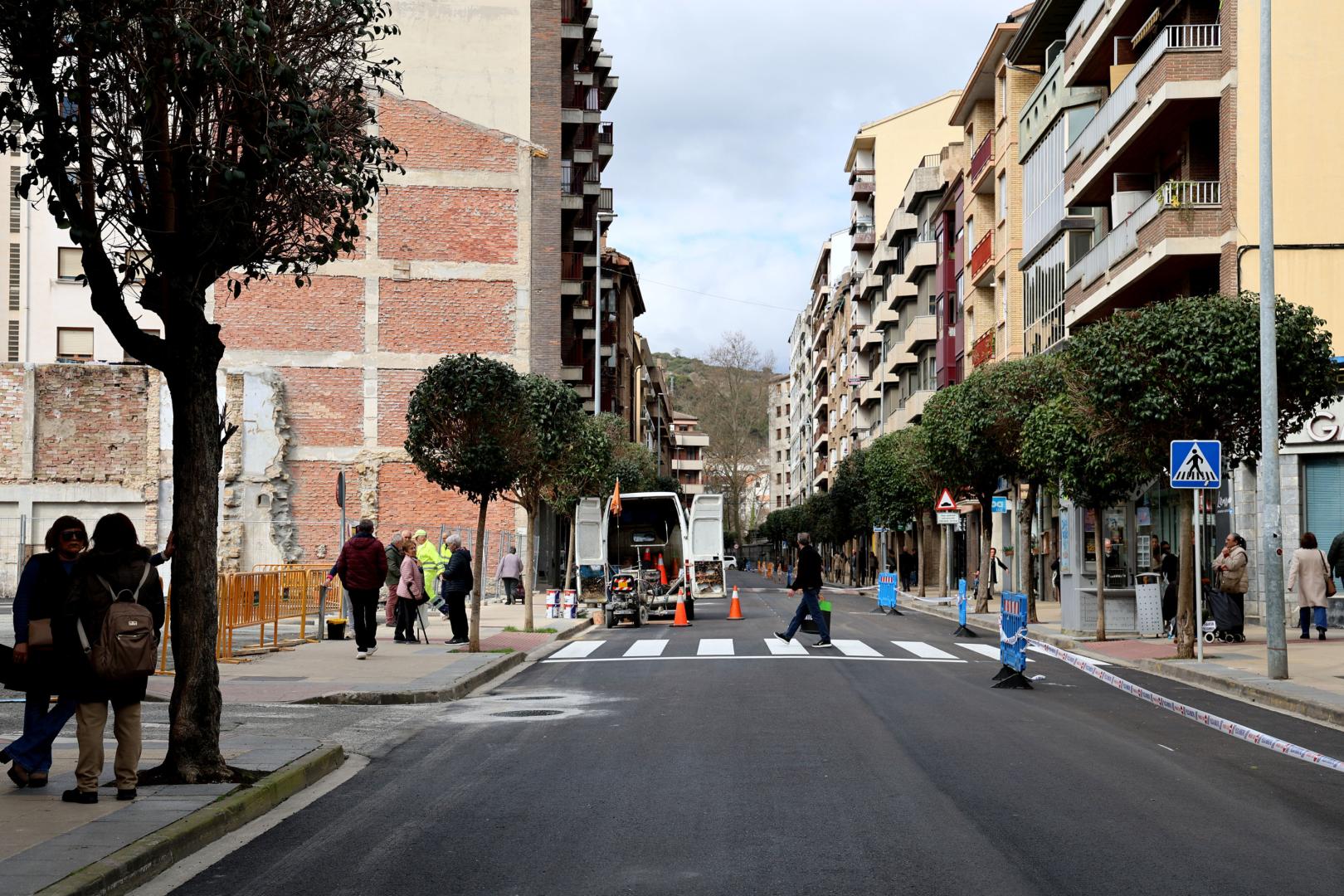 Paseo de la Inmaculada este martes 10 de marzo, ya asfaltado y con el pintado de la nueva señalización para aparcar en marcha.