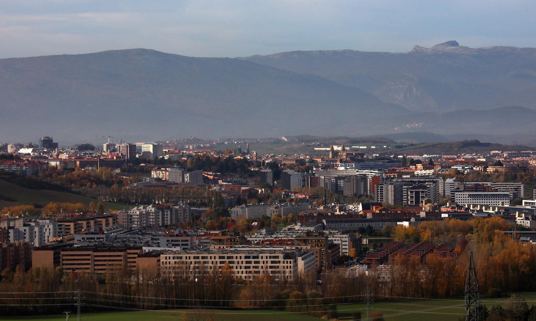 Vista de Sarriguren desde Ardanaz de Egüés. Al fondo, Pamplona