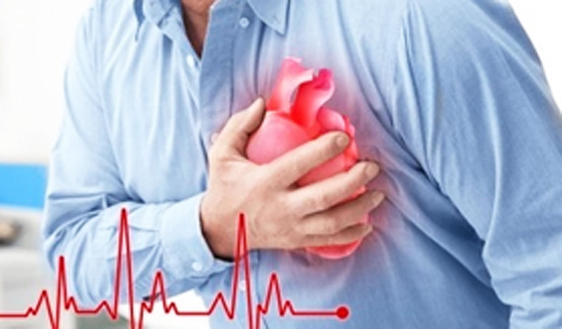 Un hombre se agarra la zona del corazón durante un infarto