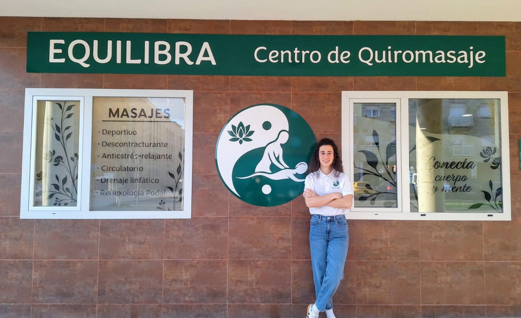 Adriana Aranguren Blanco, en la fachada principal de su centro de quiromasaje Equilibra