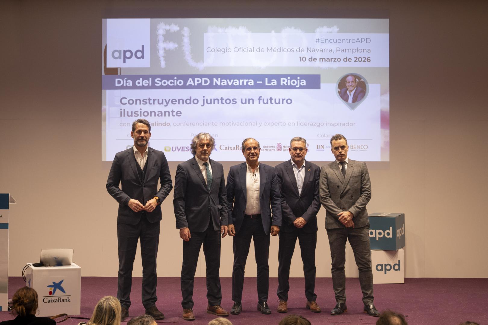 Luis Galindo, en el centro, en la foto de familia poco antes de empezar el evento