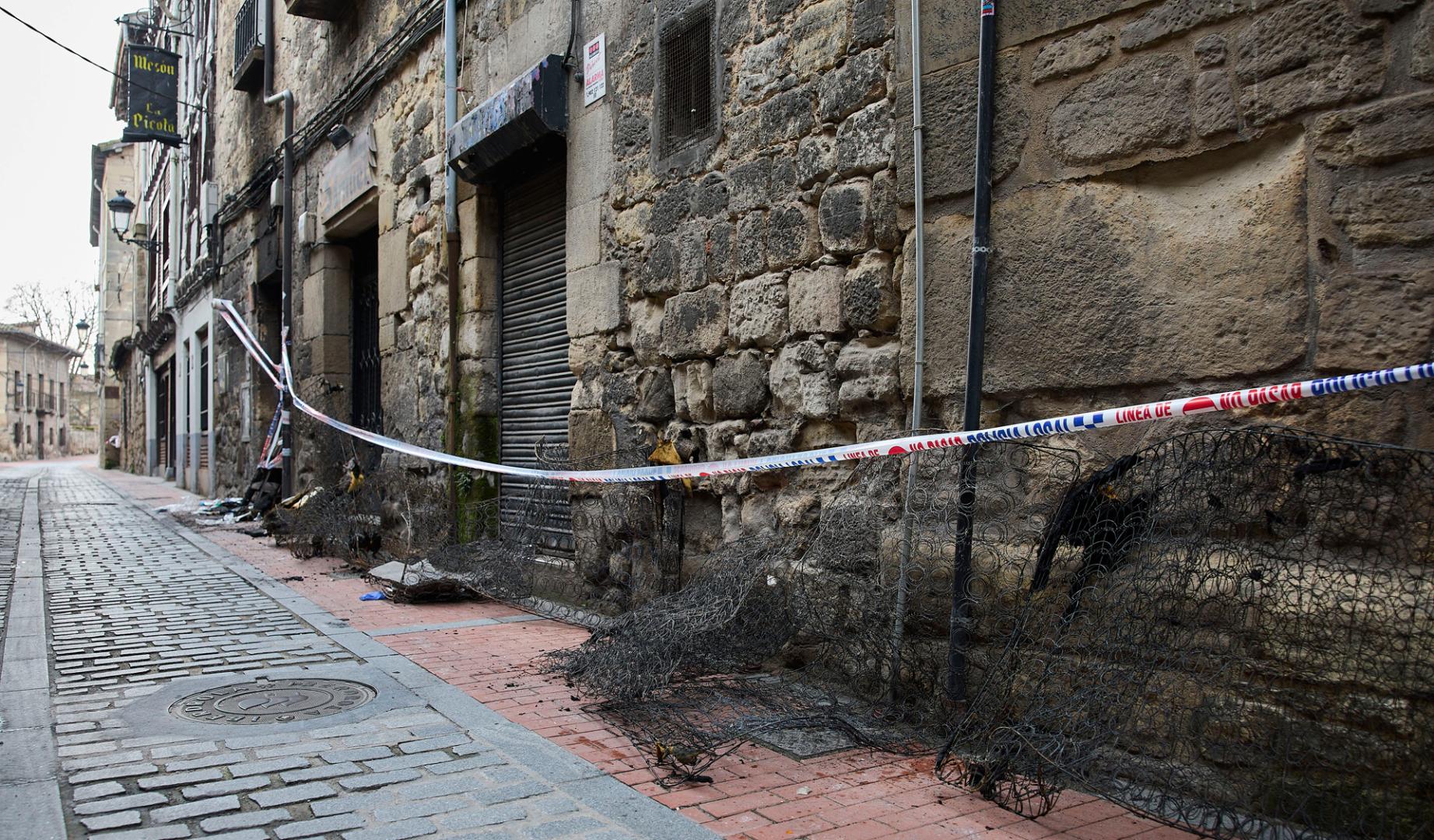 Tres personas han muerto y otras cuatro han resultado heridas, dos de ellas menores de 7 y 11 años, en el incendio que se declaró en torno a las 22:45 horas de este martes en un edificio de Miranda de Ebro (Burgos)