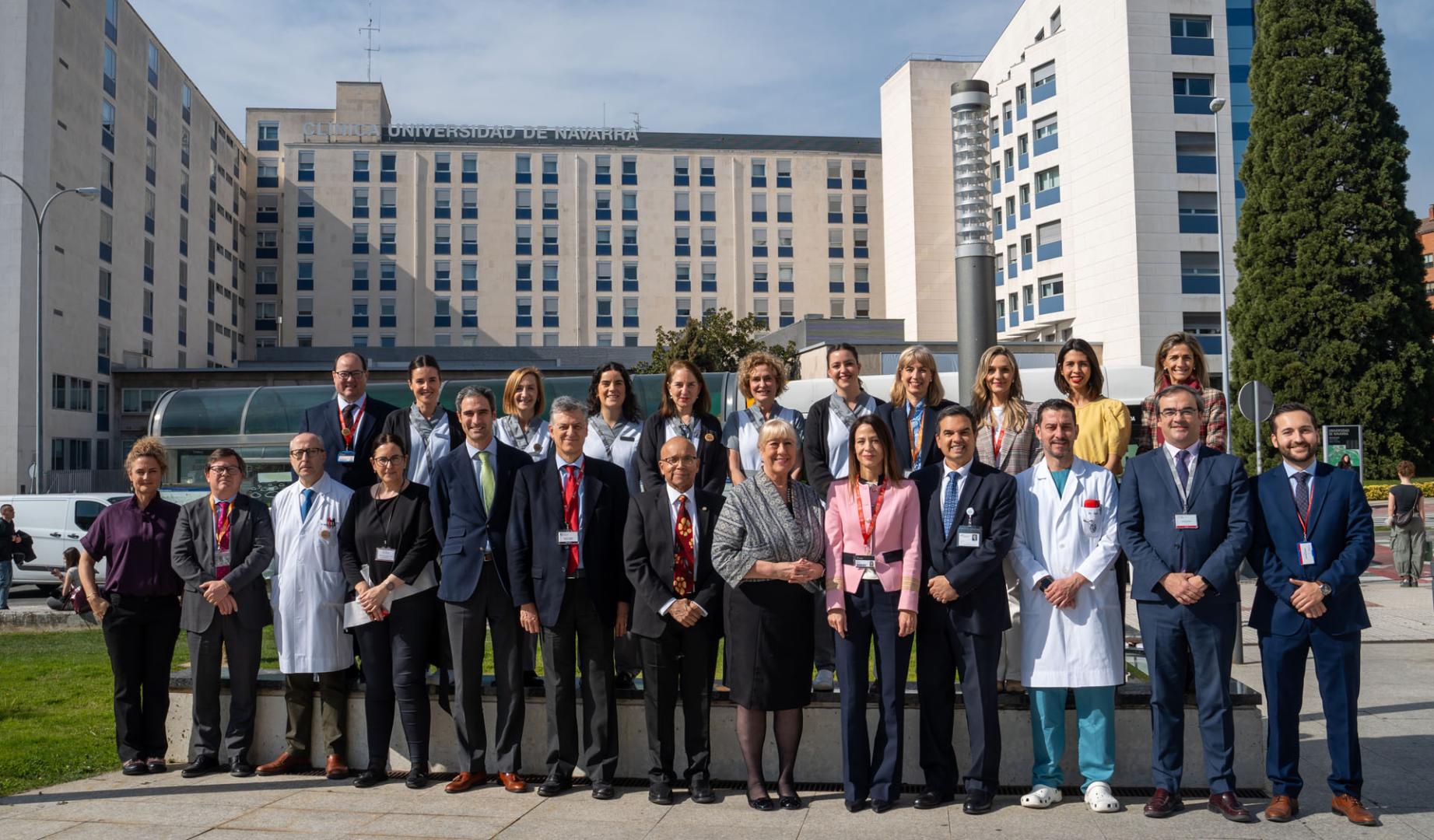 Miembros del Consejo de Dirección y profesionales del Servicio de Calidad de la Clínica, junto a los evaluadores de Joint Commission Internationa