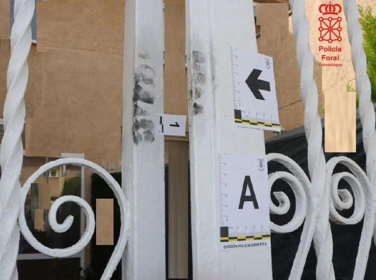 Huellas dactilares del autor del robo en la verja de la vivienda