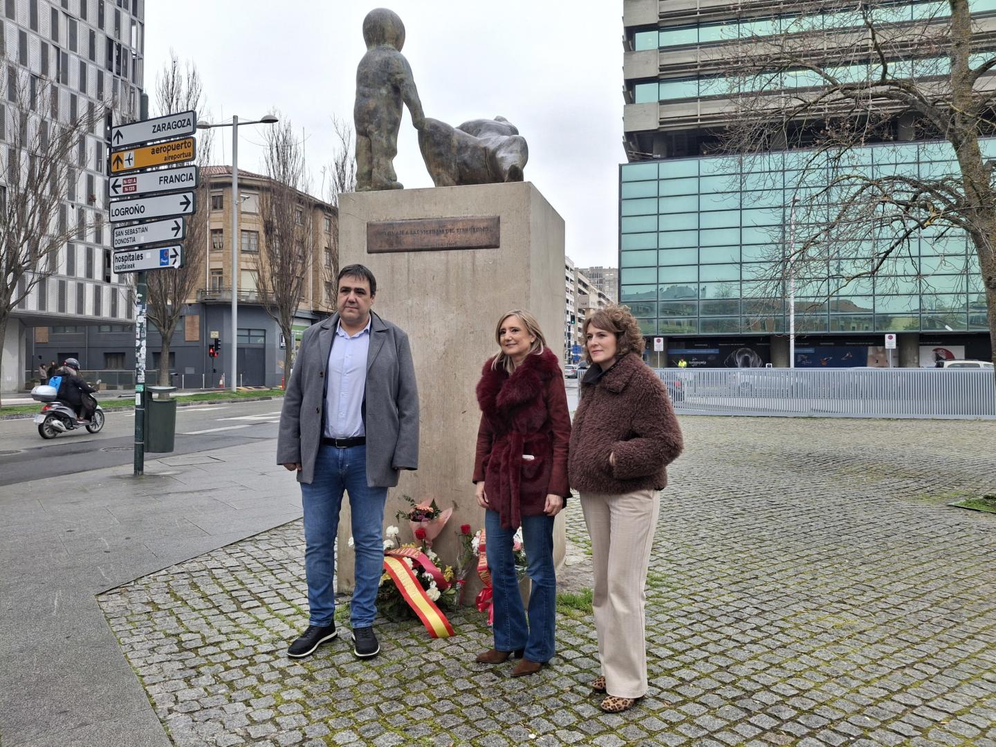 La presidenta de UPN, Cristina Ibarrola (centro) deja flores ante el monumento a las víctimas del terrorismo por el Día Europeo de las Víctimas del Terrorismo