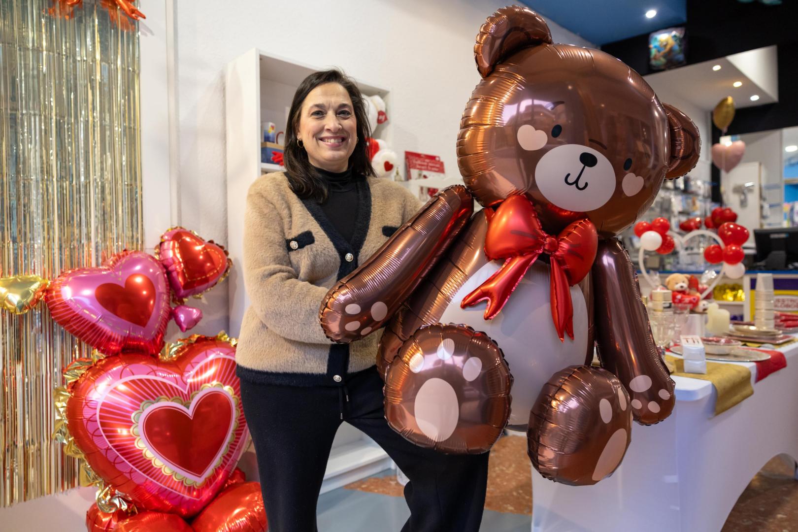 La propietaria de Party Land Tudela, Rocío Pradilla Redrado, posa en el interior del establecimiento con varios de los globos gigantes que son uno de los productos estrella de su tienda
