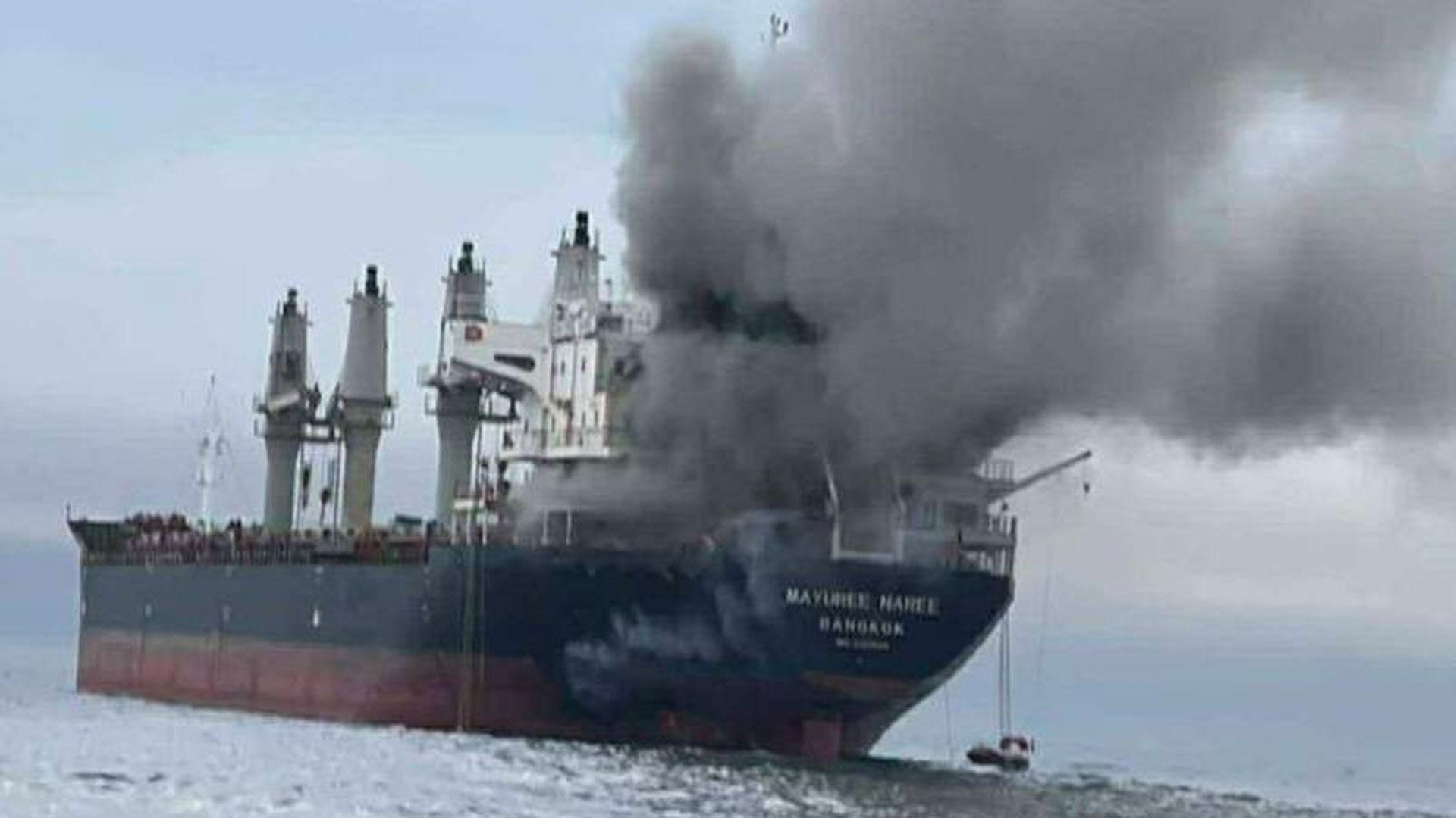 La agencia de Operaciones Comerciales Marítimas de Reino Unido (UKMTO) ha informado de que tres barcos han sido alcanzados en las últimas horas por proyectiles cerca del estrecho de Ormuz y en la propia vía