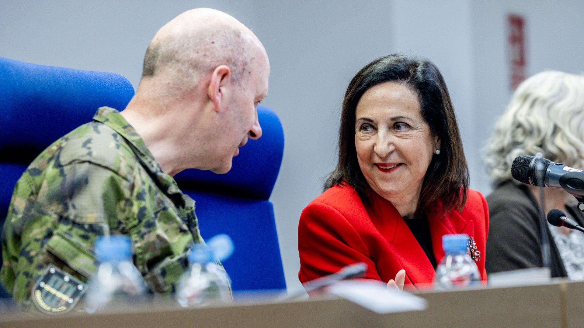La ministra de Defensa, Margarita Robles, en su visita al MOPS en la base de Retamares en Pozuelo de Alarcón